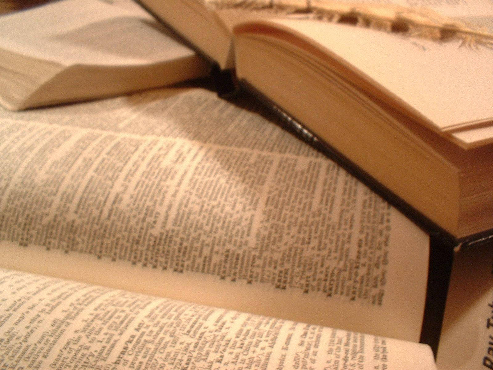 Dictionary 桌布 壁紙 — 打開的復古書籍特寫，書頁泛黃，黑色書脊，放在木質表面上。