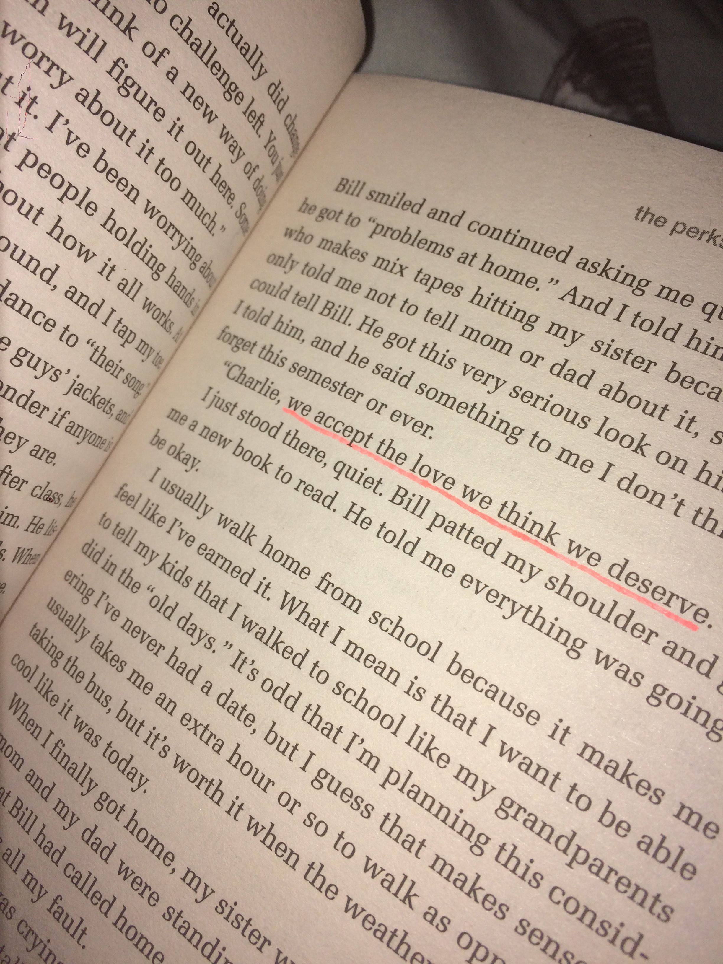 A 桌布 壁紙 — 打開的書本特寫，奶油色頁面上有紅色墨水標記的段落。