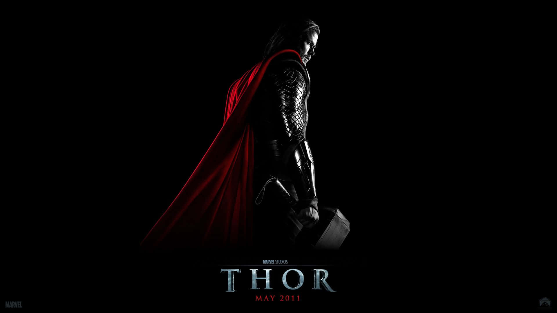 God Of Thunder 桌布 壁紙 — 托爾以剪影姿態站在黑色背景前，手持雷神之鎚，身後飄揚的紅色斗篷被戲劇性地照亮。