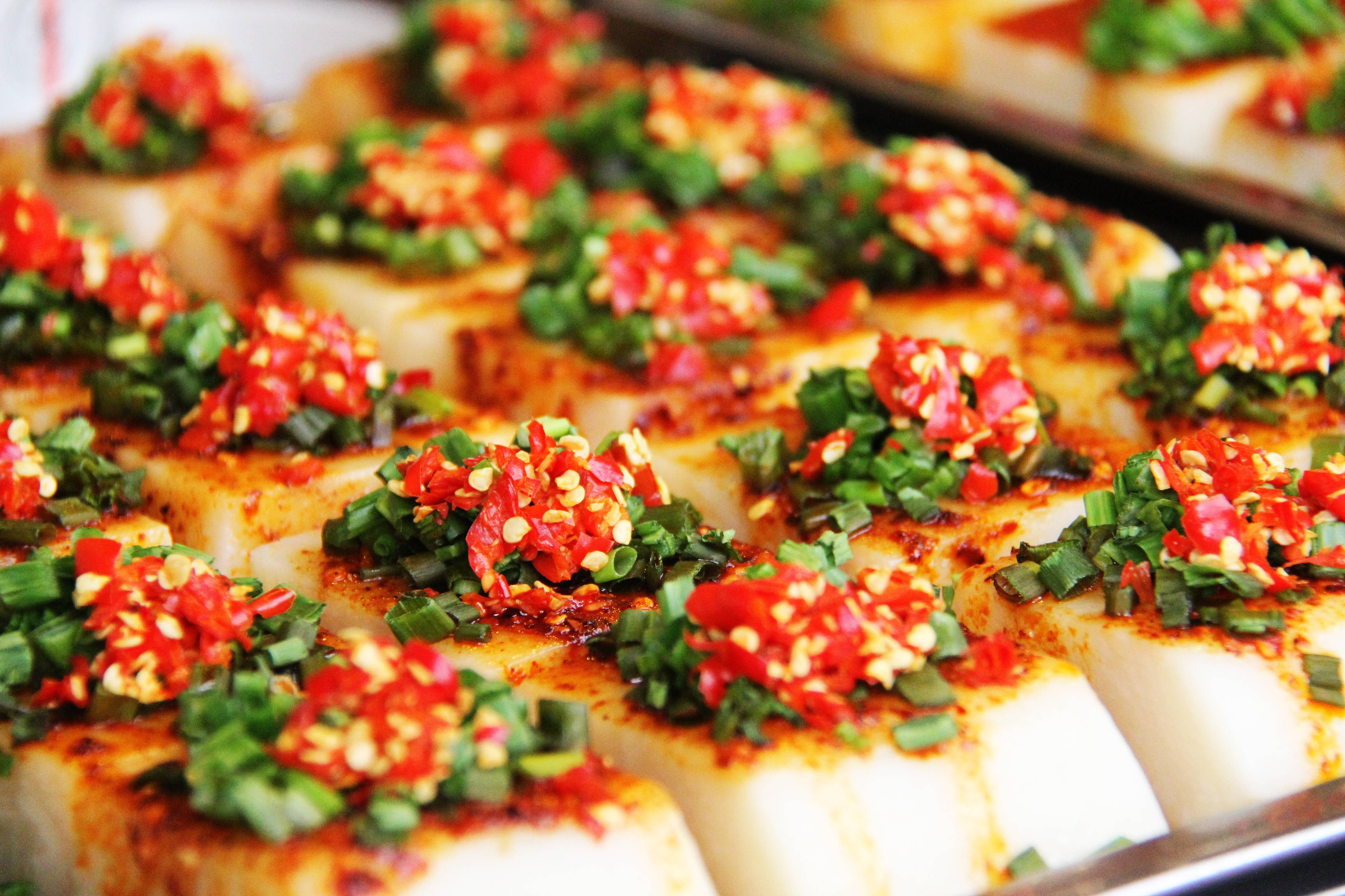 Delicious Food 桌布 壁紙 — 托盤上放著酥脆的白色豆腐塊，上面撒滿鮮紅的辣椒碎和切碎的青蔥。