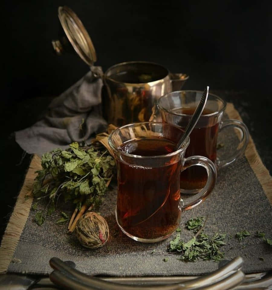 托盤上的茶杯與香草香料 壁紙