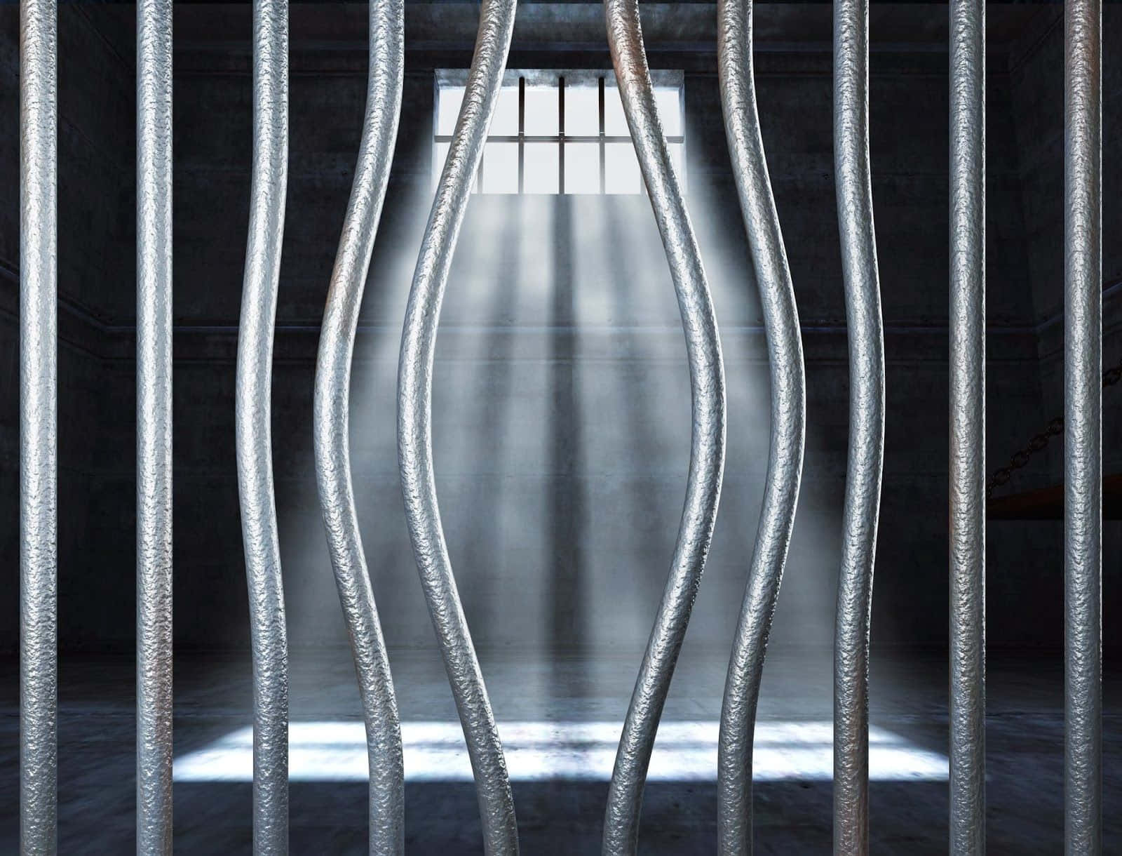 Prison Cell 桌布 壁紙 — 扭曲的金屬監獄鐵欄在昏暗的混凝土牢房中投下陰影，陽光從高高的鐵窗照射進來。