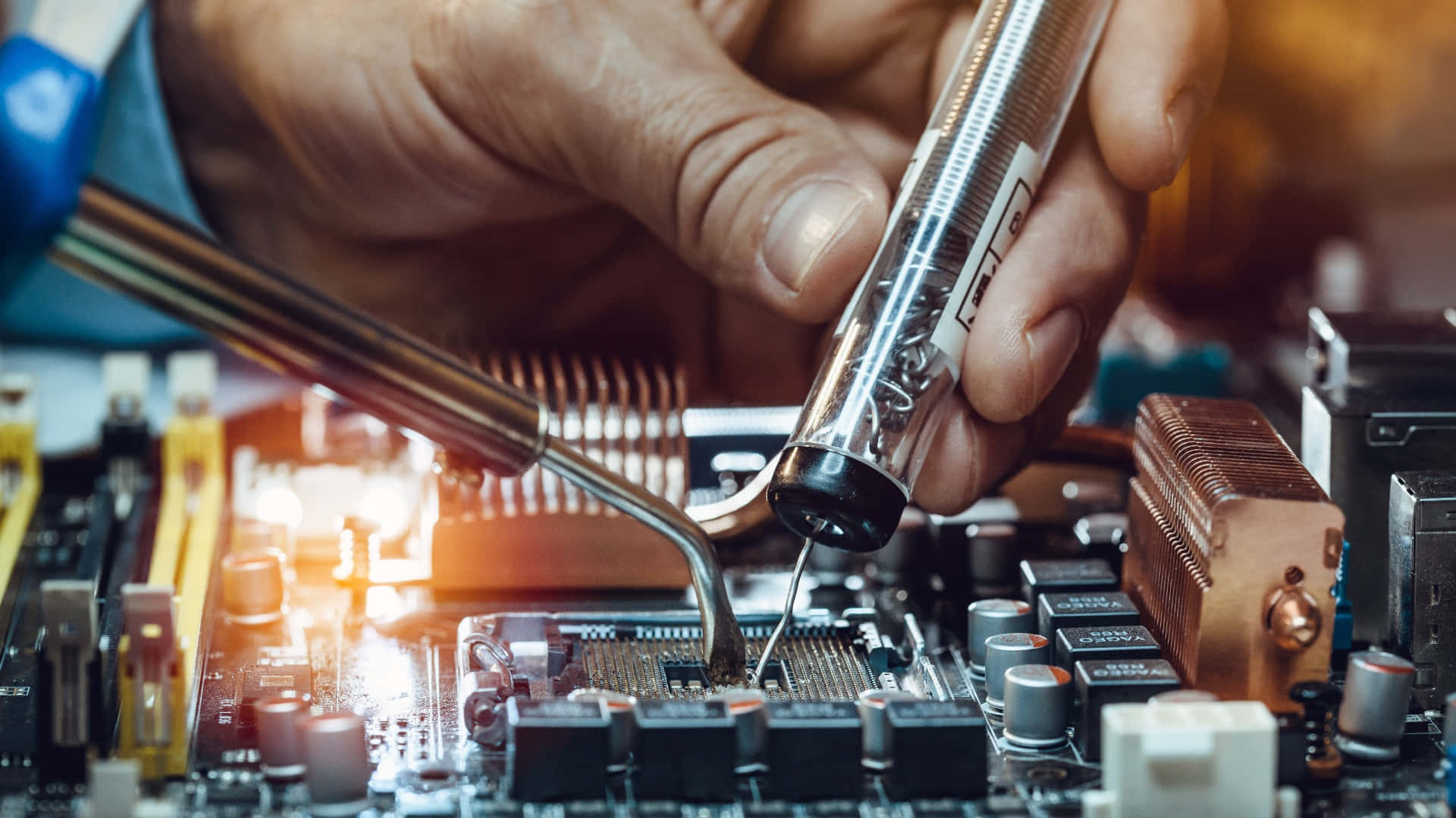 Electronic Components 桌布 壁紙 — 技術員雙手焊接電路板的特寫，明亮光線在元件上閃爍。