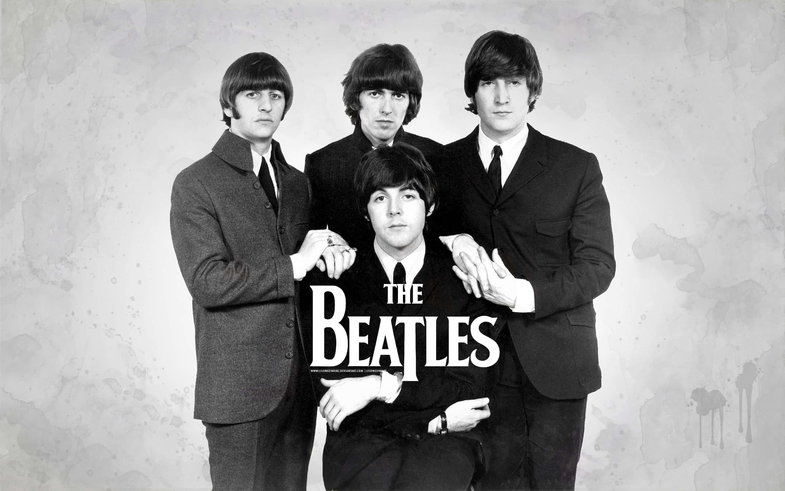 the beatles 桌布 壁紙 — 披頭四在帶有紋理的灰色背景前正式穿著黑色西裝擺姿勢，並以粗體白色文字顯示他們的名字。