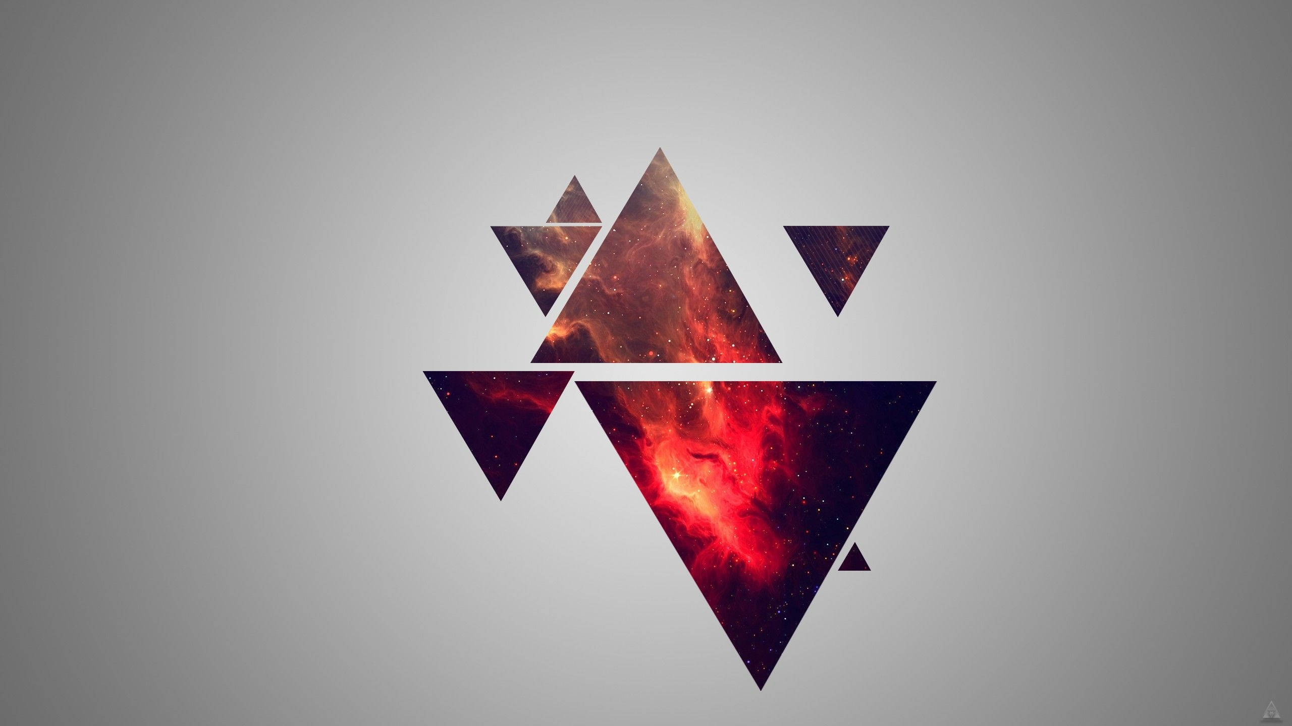 illuminati 桌布 壁紙 — 抽象幾何三角形，充滿熾熱的宇宙星雲，襯以柔和的灰色背景。