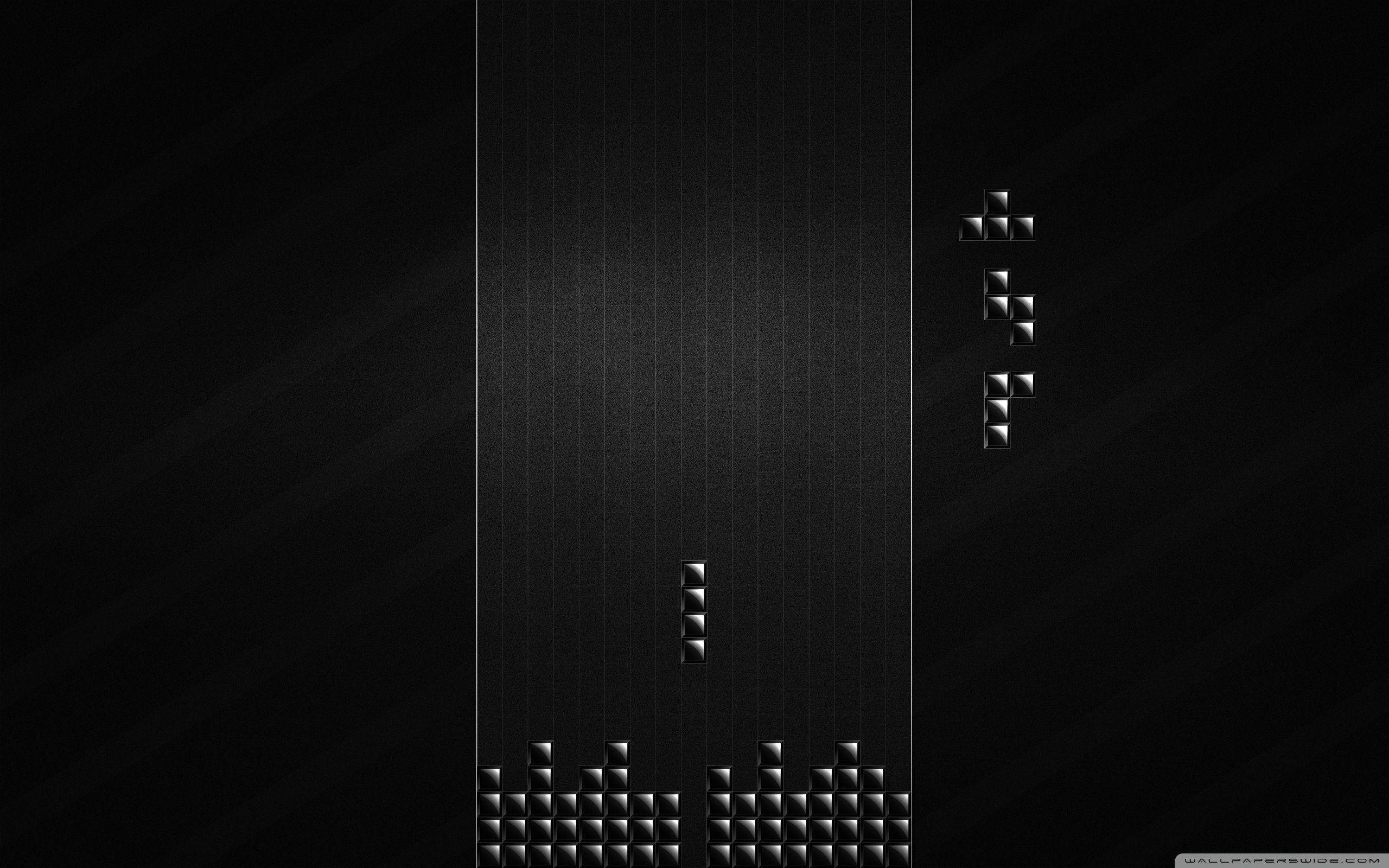 game 桌布 壁紙 — 抽象幾何像素藝術，銀色方塊在深色紋理背景上垂直排列。