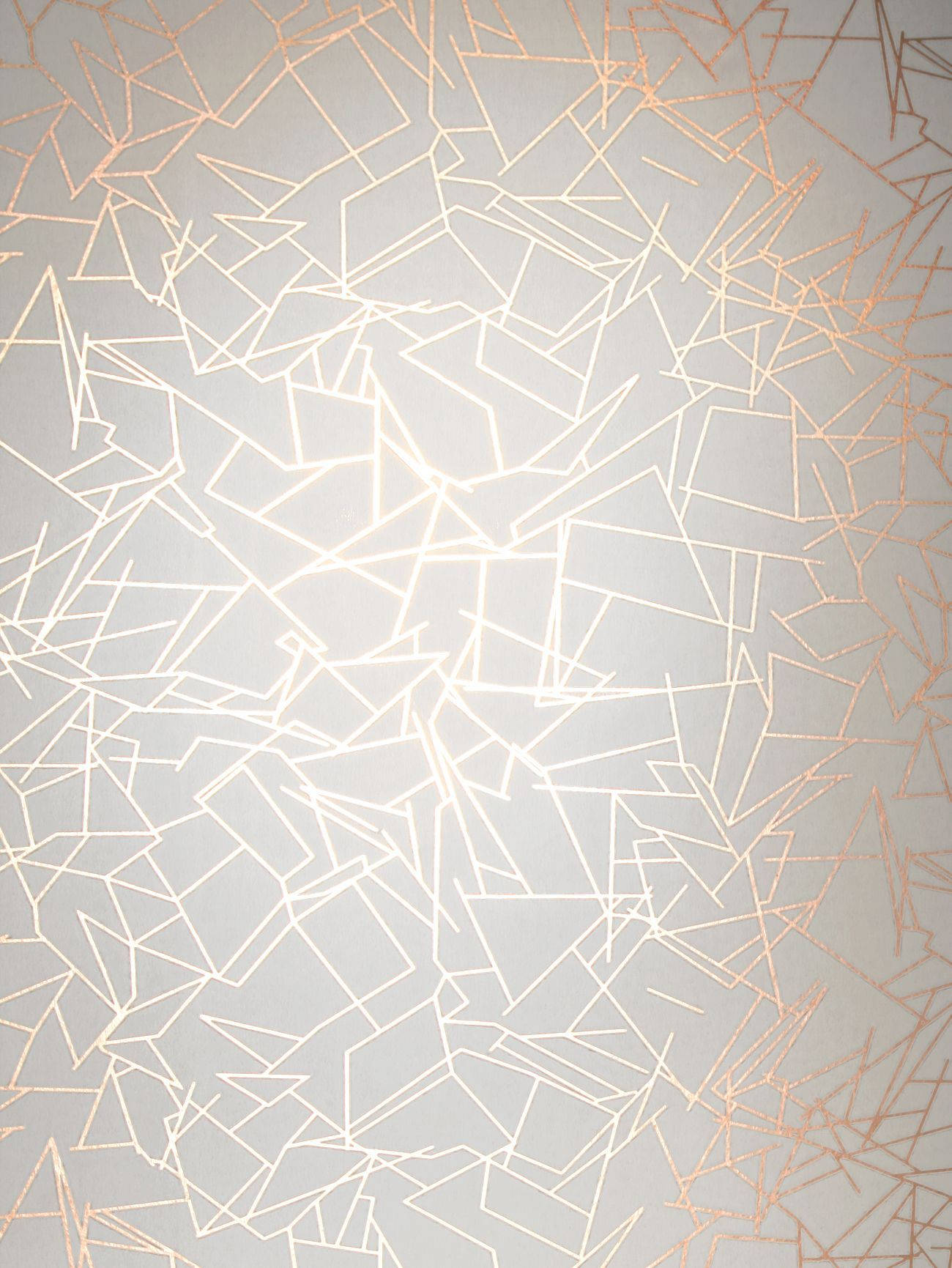 白色 桌布 壁紙 — 抽象幾何圖案壁紙，在柔和的灰色背景上交叉著白色和玫瑰金線條。