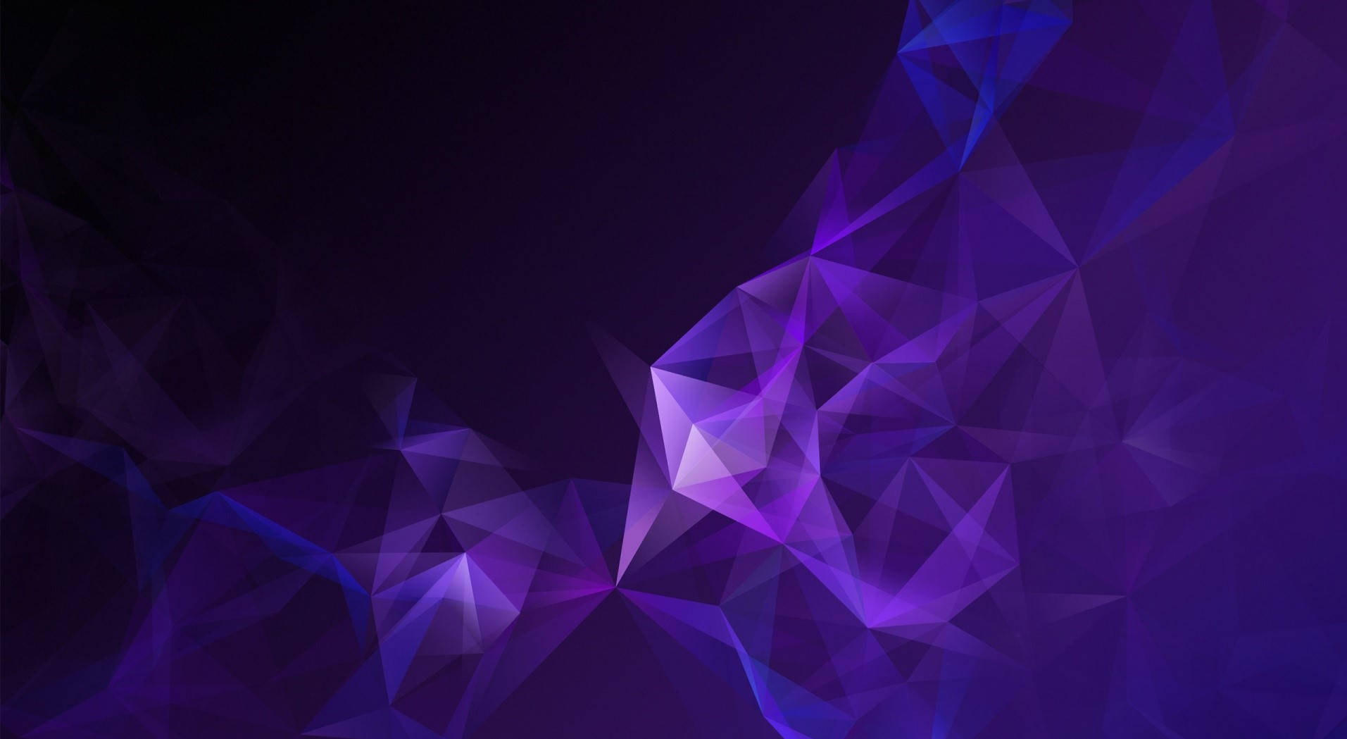 Purple Gaming 桌布 壁紙 — 抽象幾何圖案壁紙，在深色漸變背景上帶有發光的紫色三角形切面。