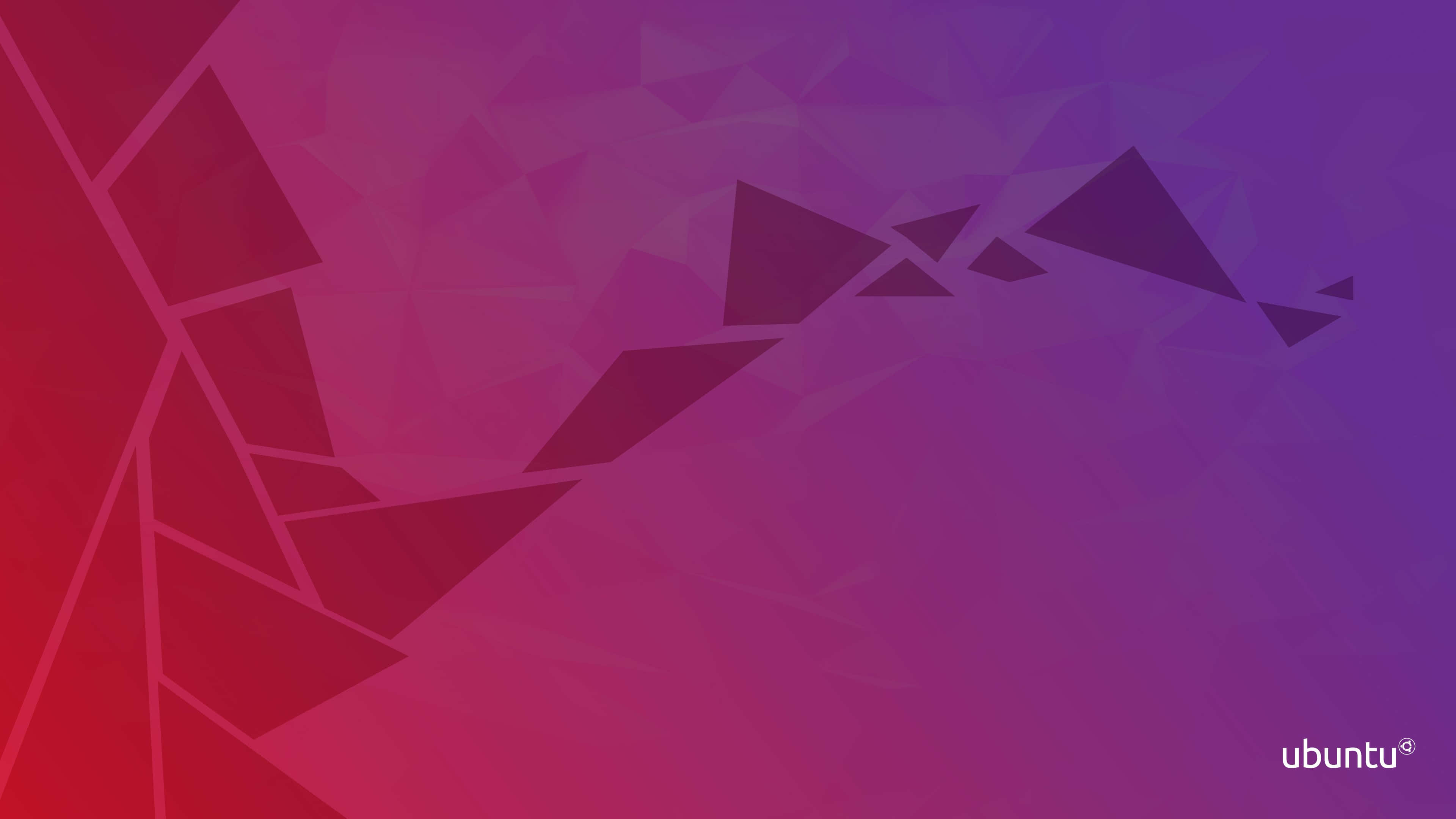 Ubuntu 4K 桌布 壁紙 — 抽象幾何圖案桌布，帶有紅色到紫色的漸變三角形和角落的微弱Ubuntu標誌。