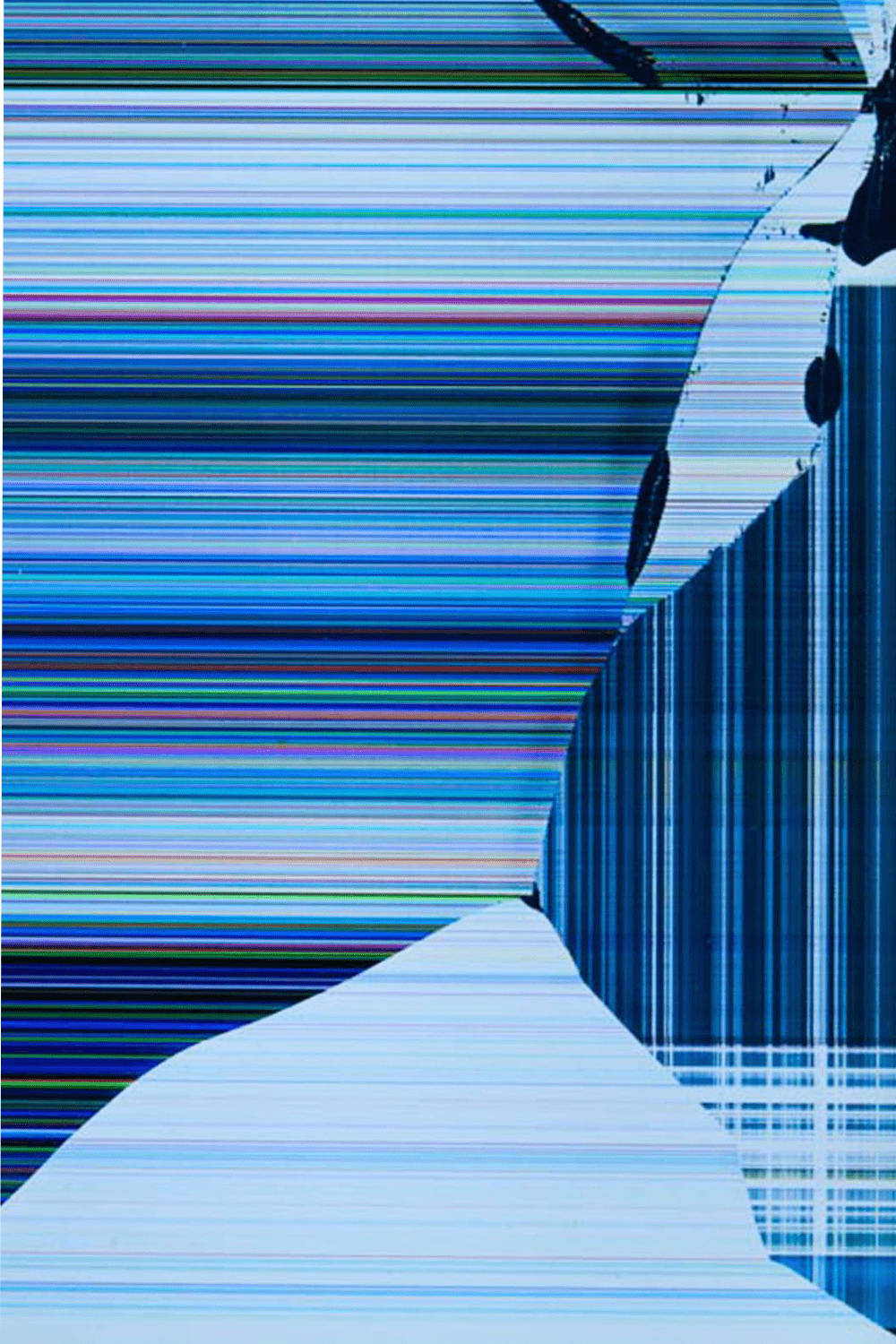 Screen 桌布 壁紙 — 抽象數位故障藝術，以鮮豔的藍色條紋和粗獷的黑色墨跡筆觸，營造出破碎的視覺效果。
