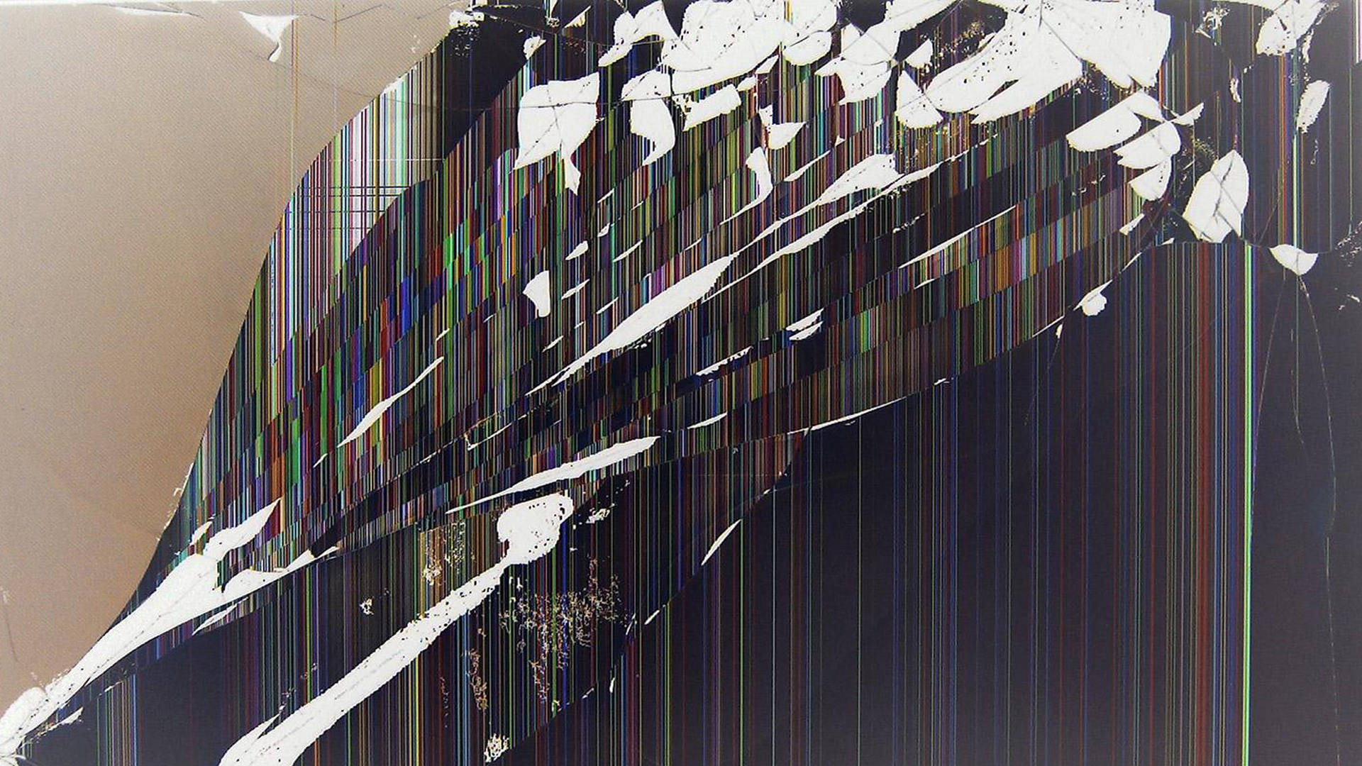 Computer Screen 桌布 壁紙 — 抽象數位故障藝術，帶有垂直彩虹條紋和白色碎片形狀，背景為深色。