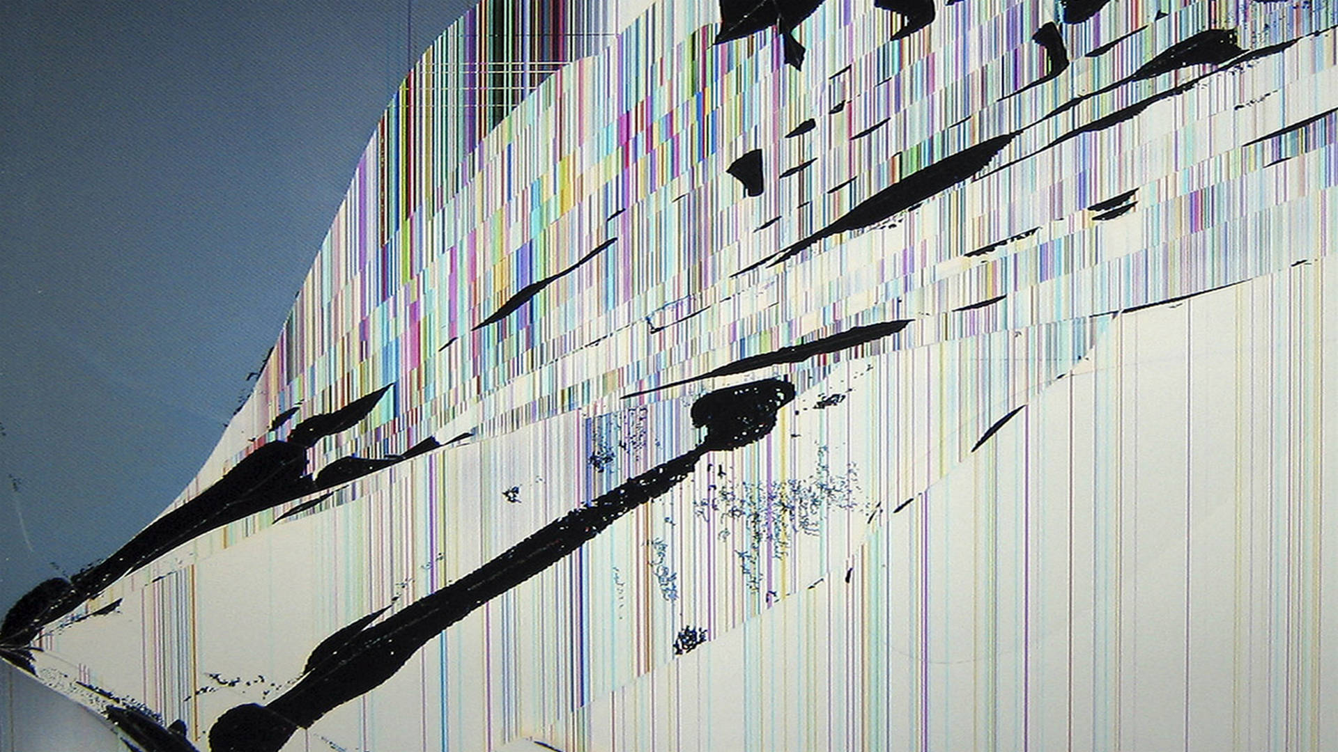 broken monitor 桌布 壁紙 — 抽象數位故障藝術，帶有鮮豔的垂直條紋和粗獷的黑色筆觸，背景為藍白漸變色。