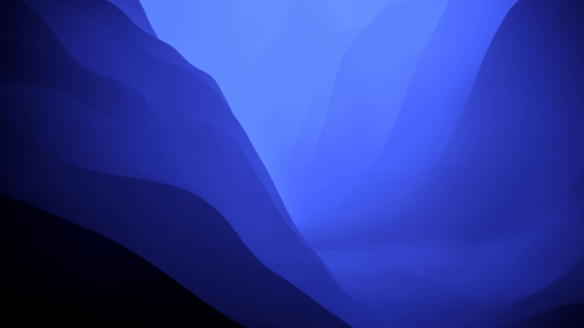 Mojave 桌布 壁紙 — 抽象數位藝術作品，以深色背景為襯，流動的藍色漸層形成山脈般的形狀。