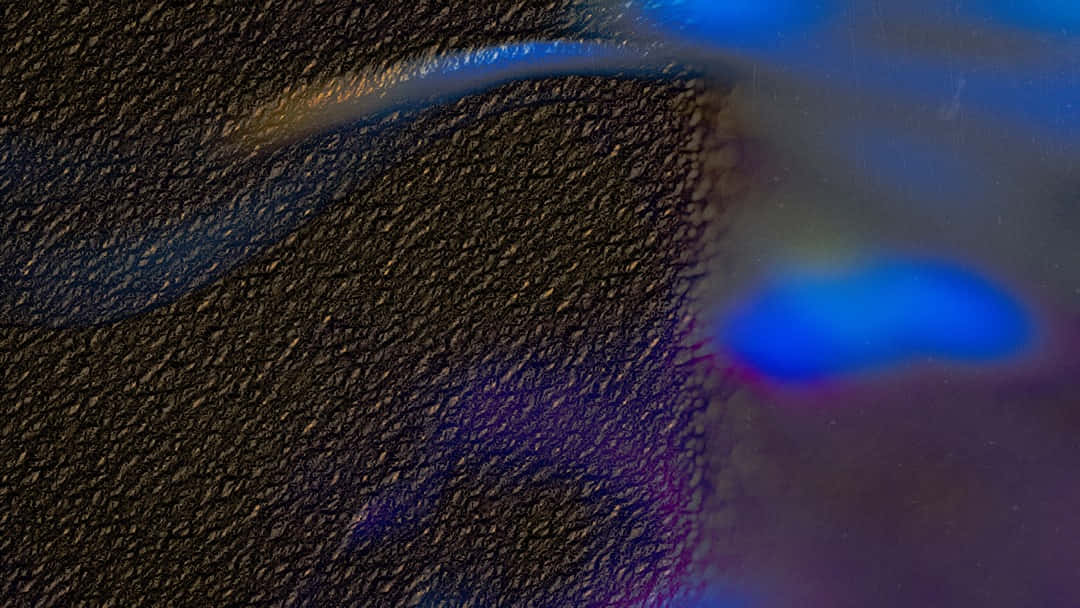 Cobalt Blue 桌布 壁紙 — 抽象數位藝術作品，具有紋理深色表面和發光的藍紫色流體漩渦。