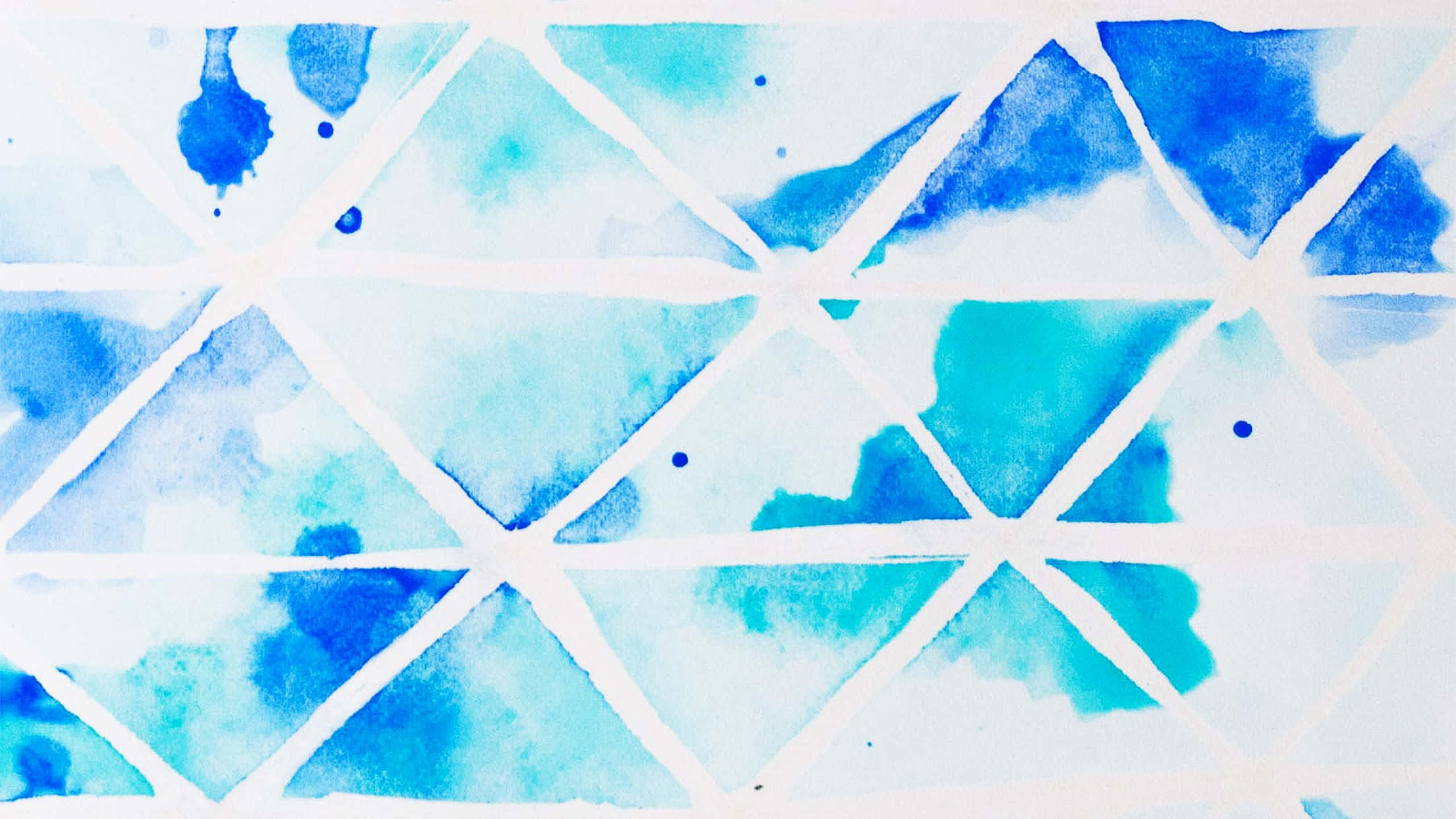 Blue Watercolor 桌布 壁紙 — 抽象水彩藝術品，在淺色背景上以白色線條分隔的藍色三角形形狀。