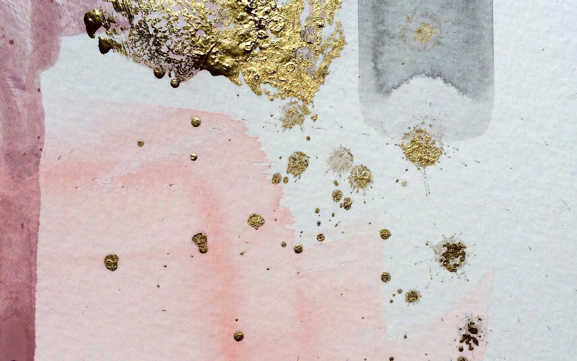 Aesthetic Marble 桌布 壁紙 — 抽象水彩藝術品，在紋理紙上以柔和的粉紅色和灰色洗滌，並綴以散落的金箔片。