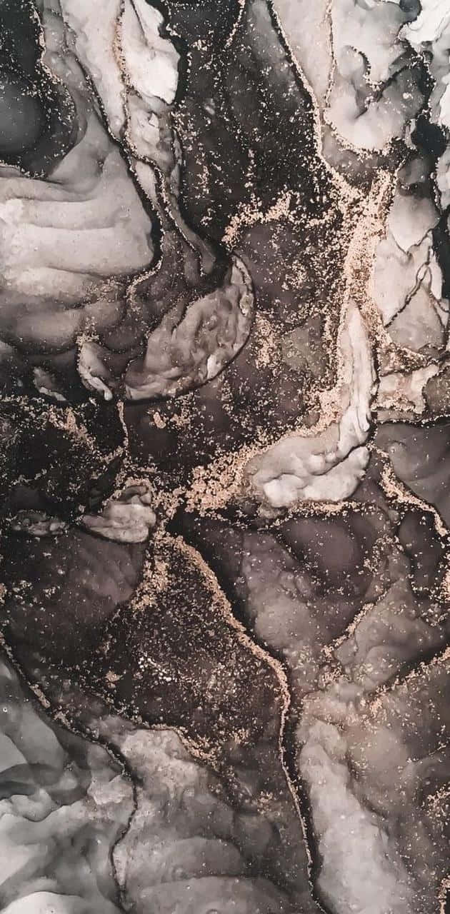 Marble Phone 桌布 壁紙 — 抽象流體藝術，帶有旋轉的黑色、灰色和金色金屬質感，創造出有機大理石紋理。