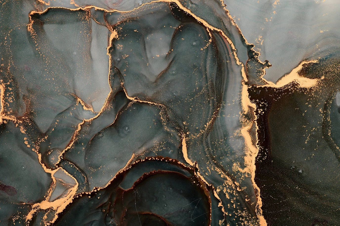 Marble Desktop 桌布 壁紙 — 抽象流體藝術，深藍綠色與金色金屬漩渦創造有機流動圖案。