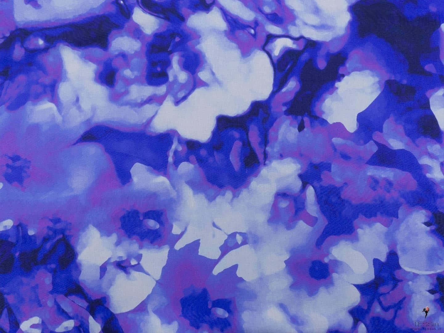 Periwinkle Blue 桌布 壁紙 — 抽象流體藝術作品，帶有旋轉的深藍色、紫色和白色，營造出夢幻般的空靈質感。