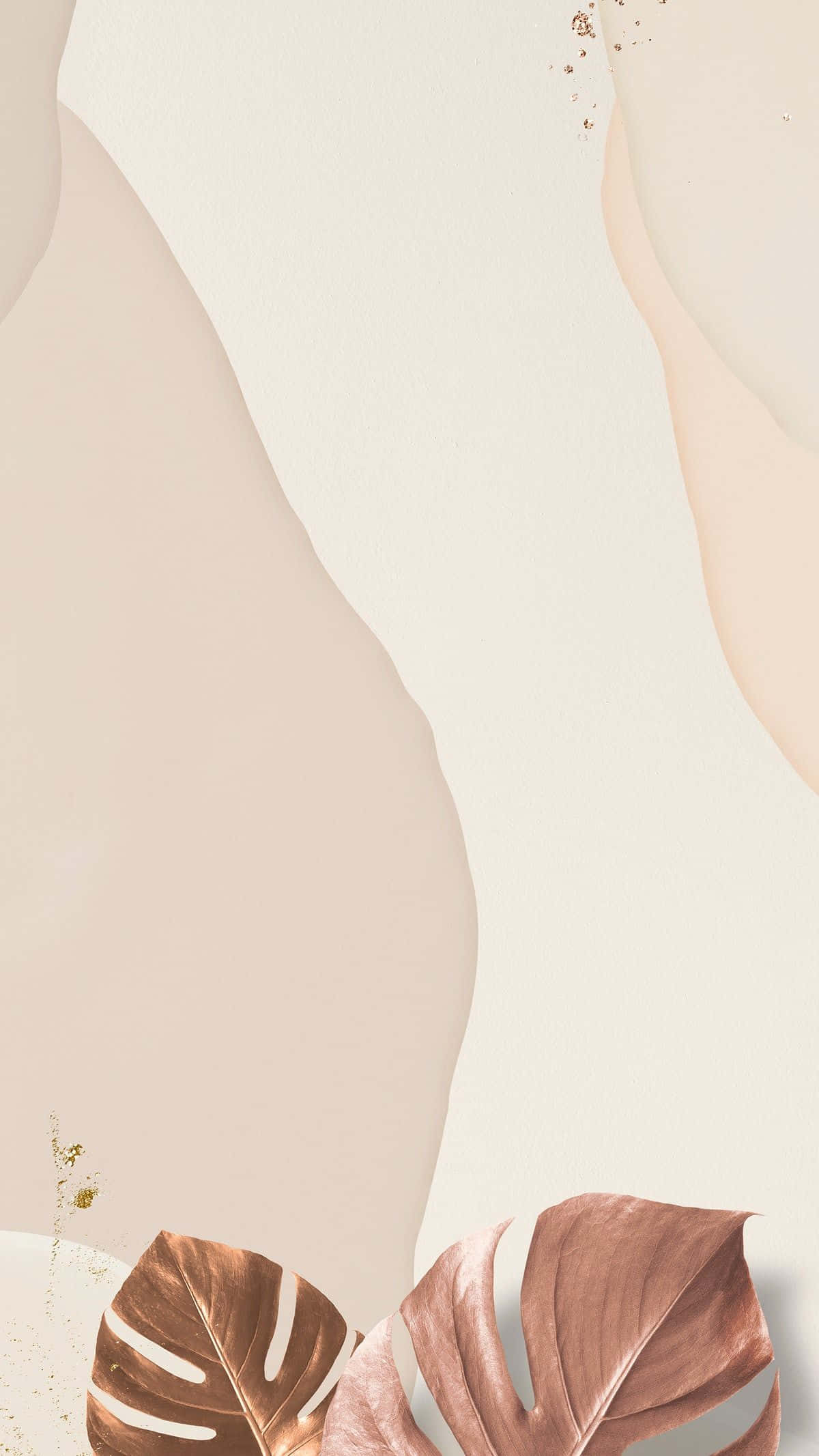 Neutral Aesthetic 桌布 壁紙 — 抽象米色和玫瑰金色背景，帶有金屬質感的龜背竹葉和金粉點綴。