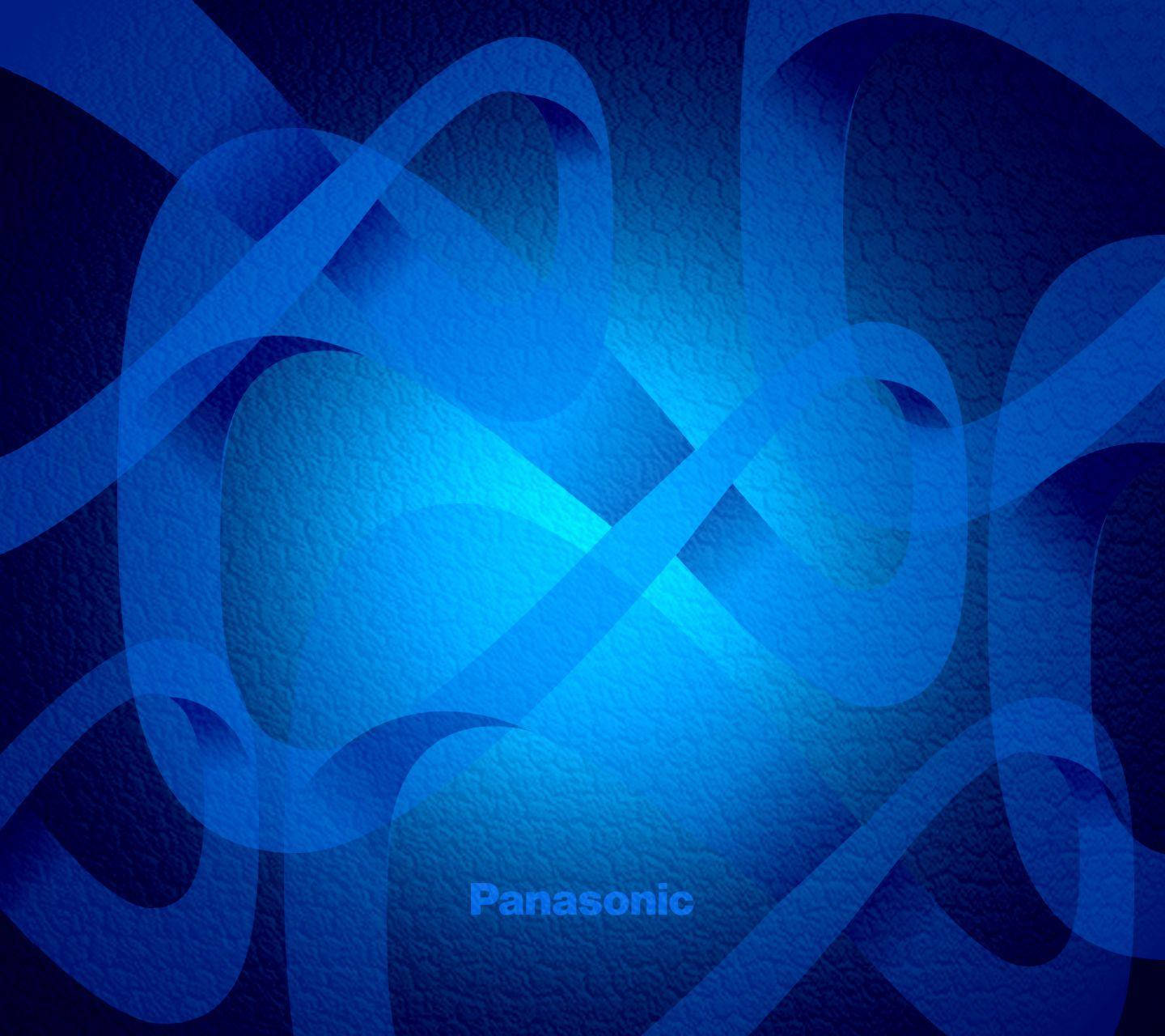 Panasonic 桌布 壁紙 — 抽象藍色絲帶狀形狀在紋理深藍色背景上旋轉，底部有Panasonic標誌。