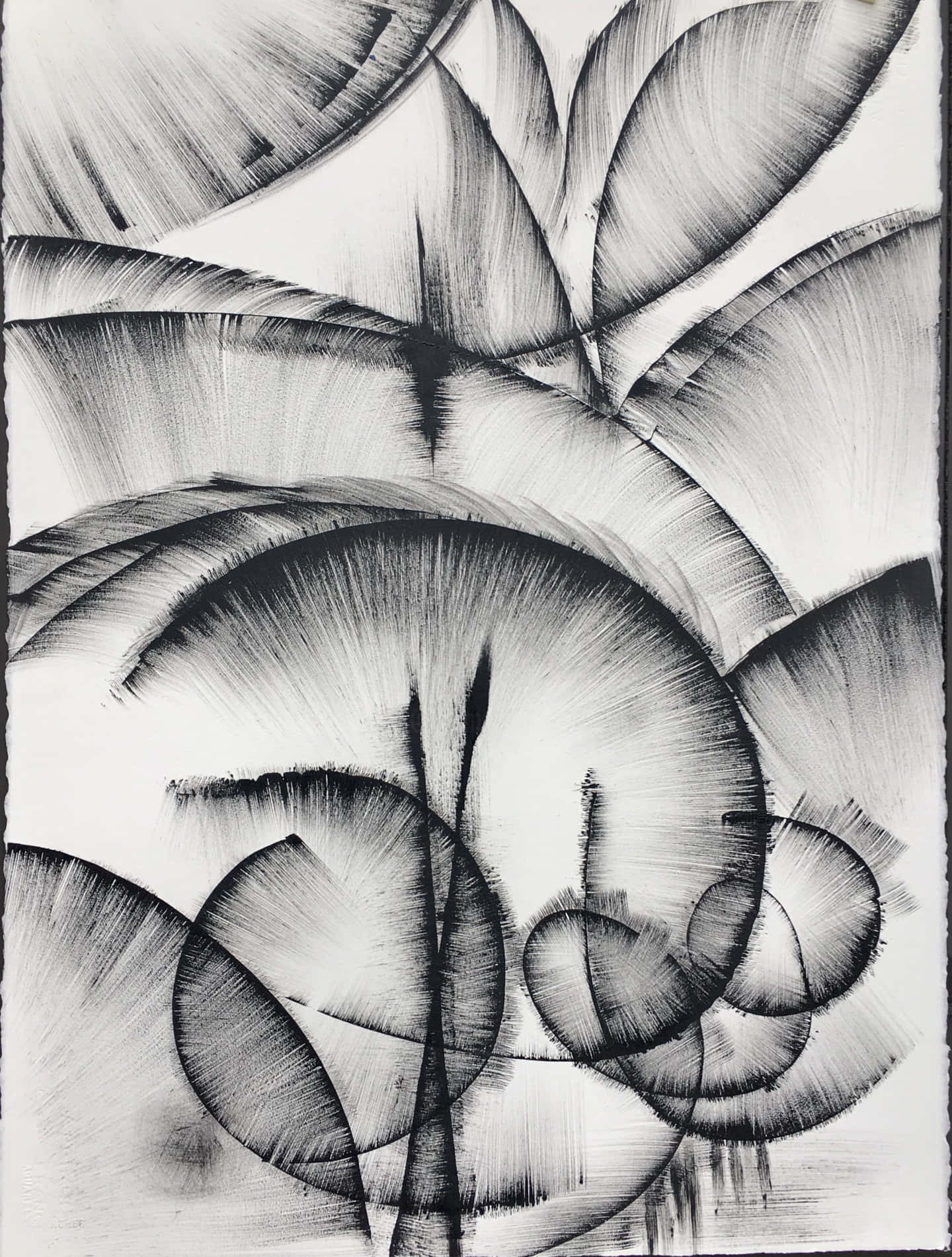 Black And White Abstract Art 桌布 壁紙 — 抽象黑白藝術作品，具有分層彎曲形式、紋理筆觸和鮮明對比。