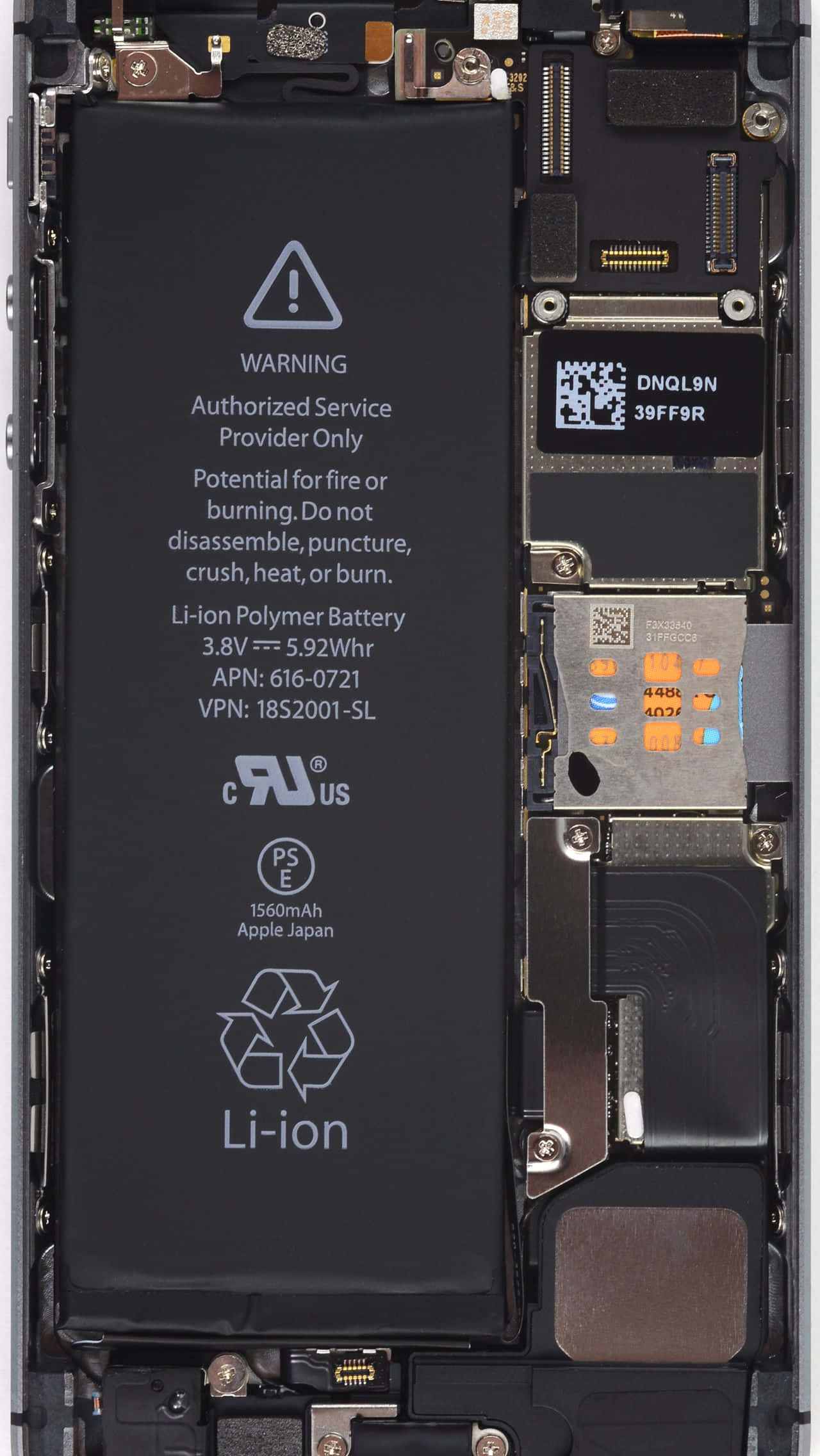 Inside iPhone 桌布 壁紙 — 拆解智慧型手機暴露內部組件，顯示黑色鋰離子電池和電路板。