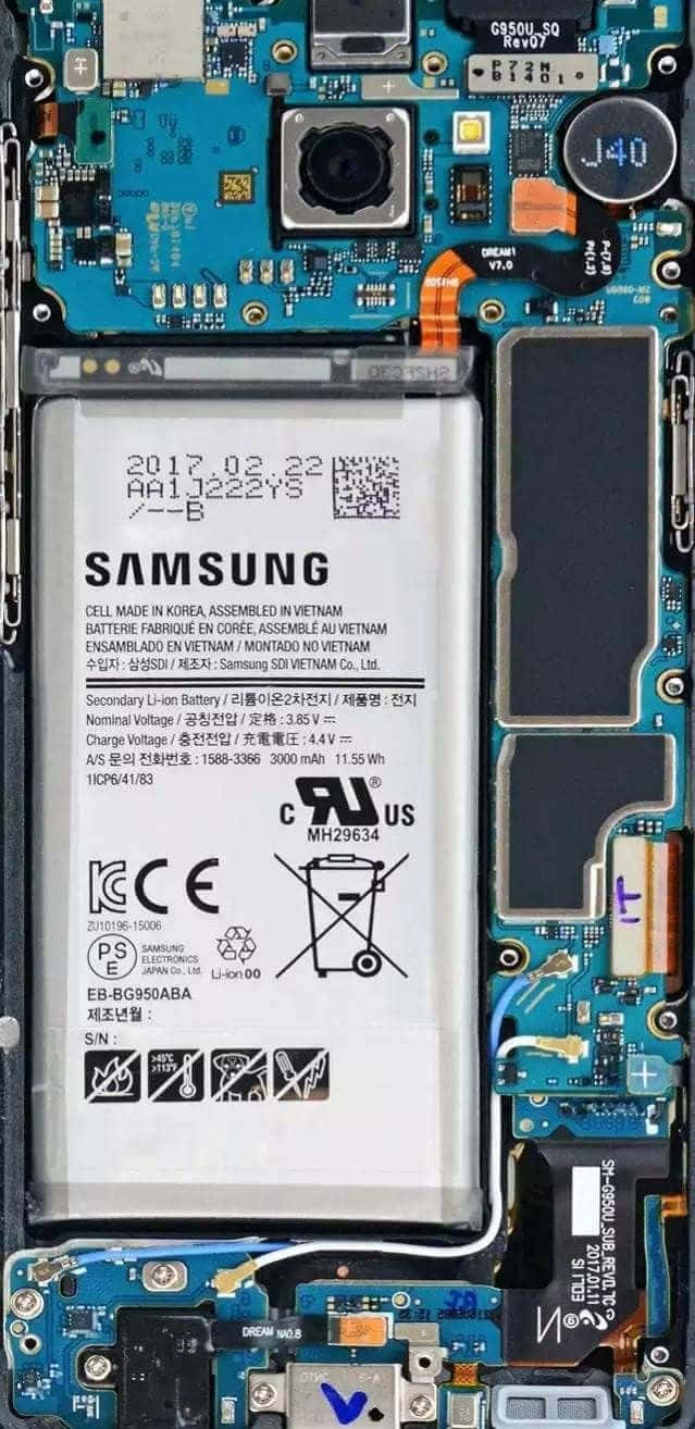 手機 桌布 壁紙 — 拆解的三星智慧型手機暴露內部組件，顯示電路板、相機感應器和電池。
