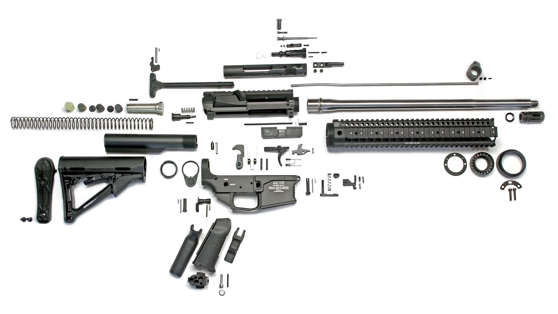 Rifle 桌布 壁紙 — 拆解的黑色步槍零件整齊地擺放在純白背景上，展示複雜的機械細節。