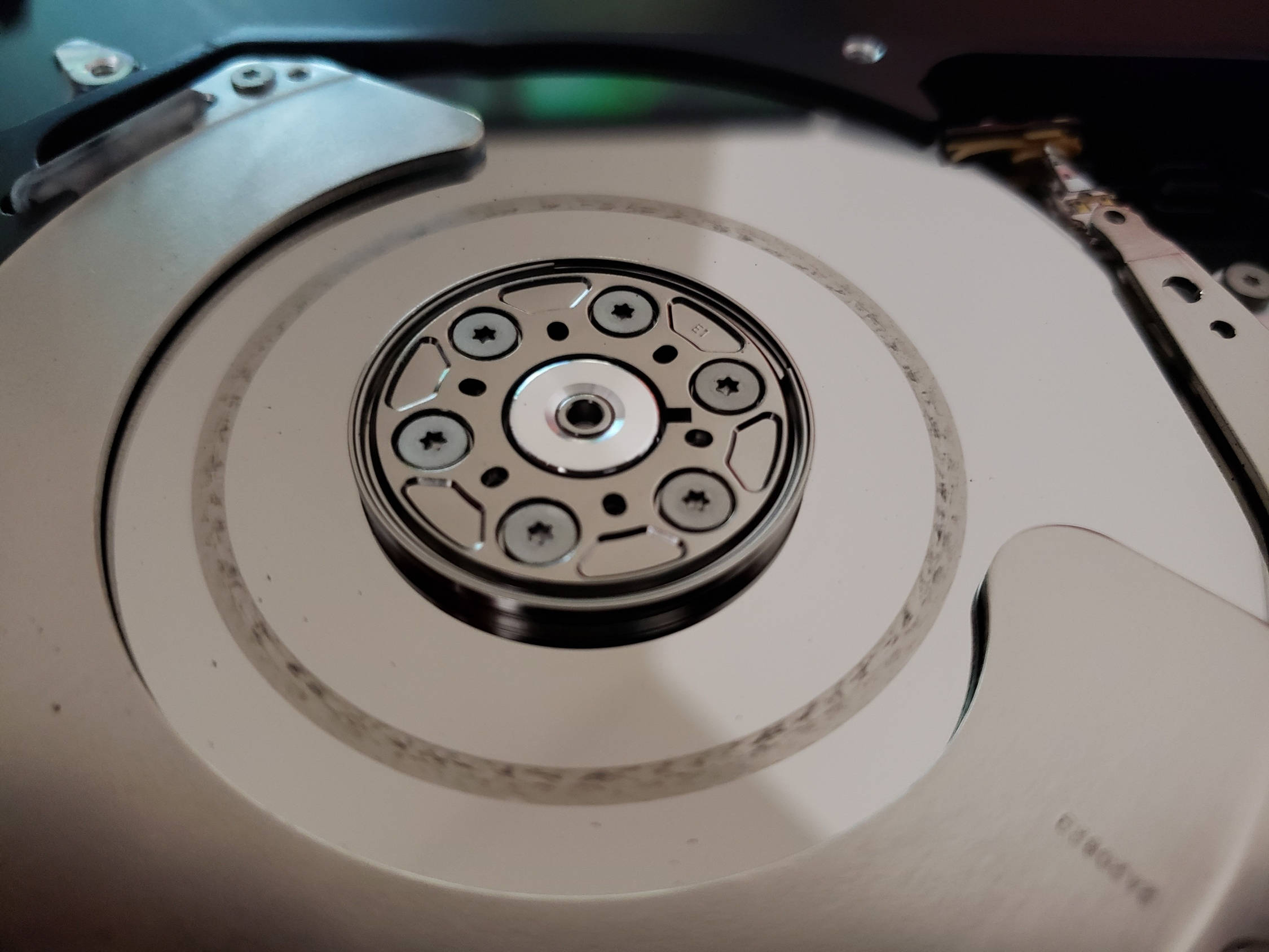 Hard Drive 桌布 壁紙 — 拆解硬碟的特寫，揭示其旋轉碟片和複雜的磁頭讀寫組件。