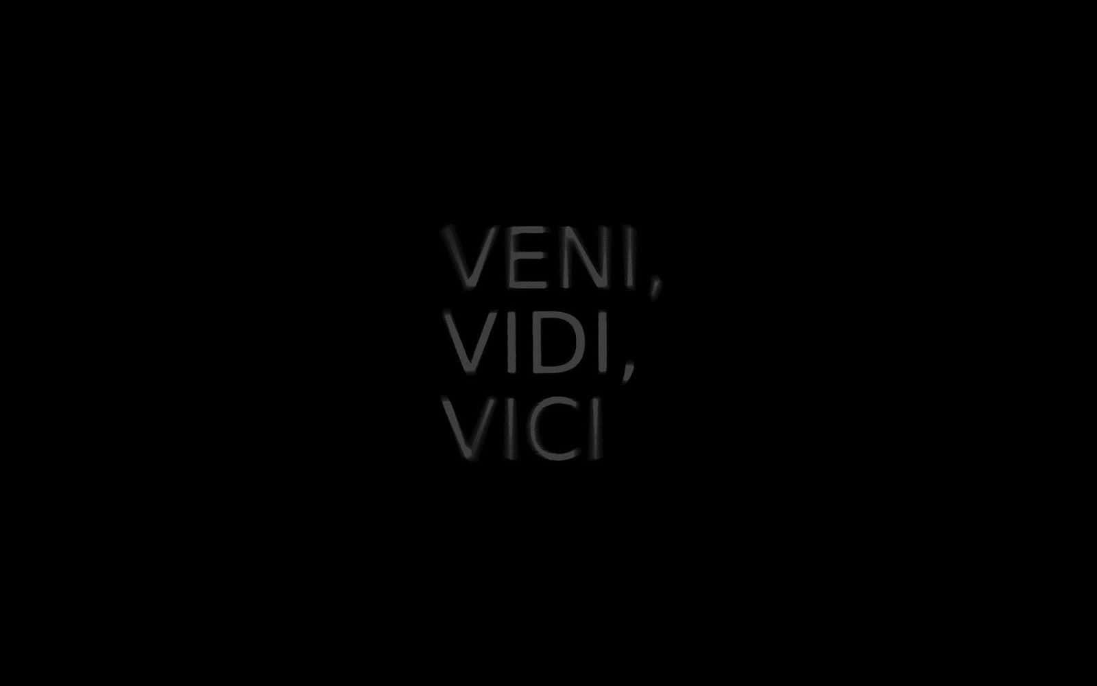 Motivational Quotes Black 桌布 壁紙 — 拉丁語短語 veni vidi vici 在純黑色背景上以灰色微弱發光。