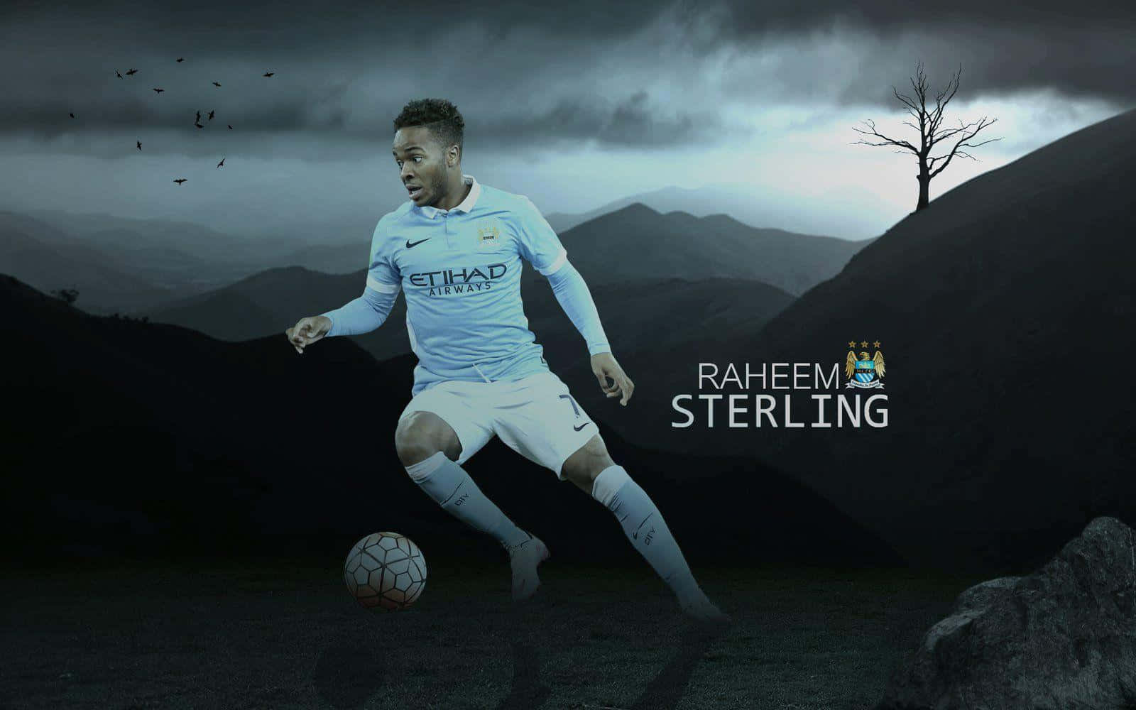 Sterling 桌布 壁紙 — 拉希姆·斯特林身穿曼城球衣，在陰雲密布、孤樹聳立的山景背景下盤帶足球。