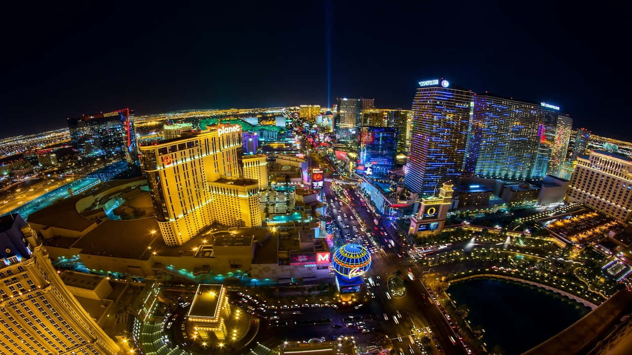 720p Las Vegas 桌布 壁紙 — 拉斯維加斯令人眼花撩亂的夜間鳥瞰圖，展示了燈火通明的摩天大樓和霓虹燈閃爍的繁華街道。