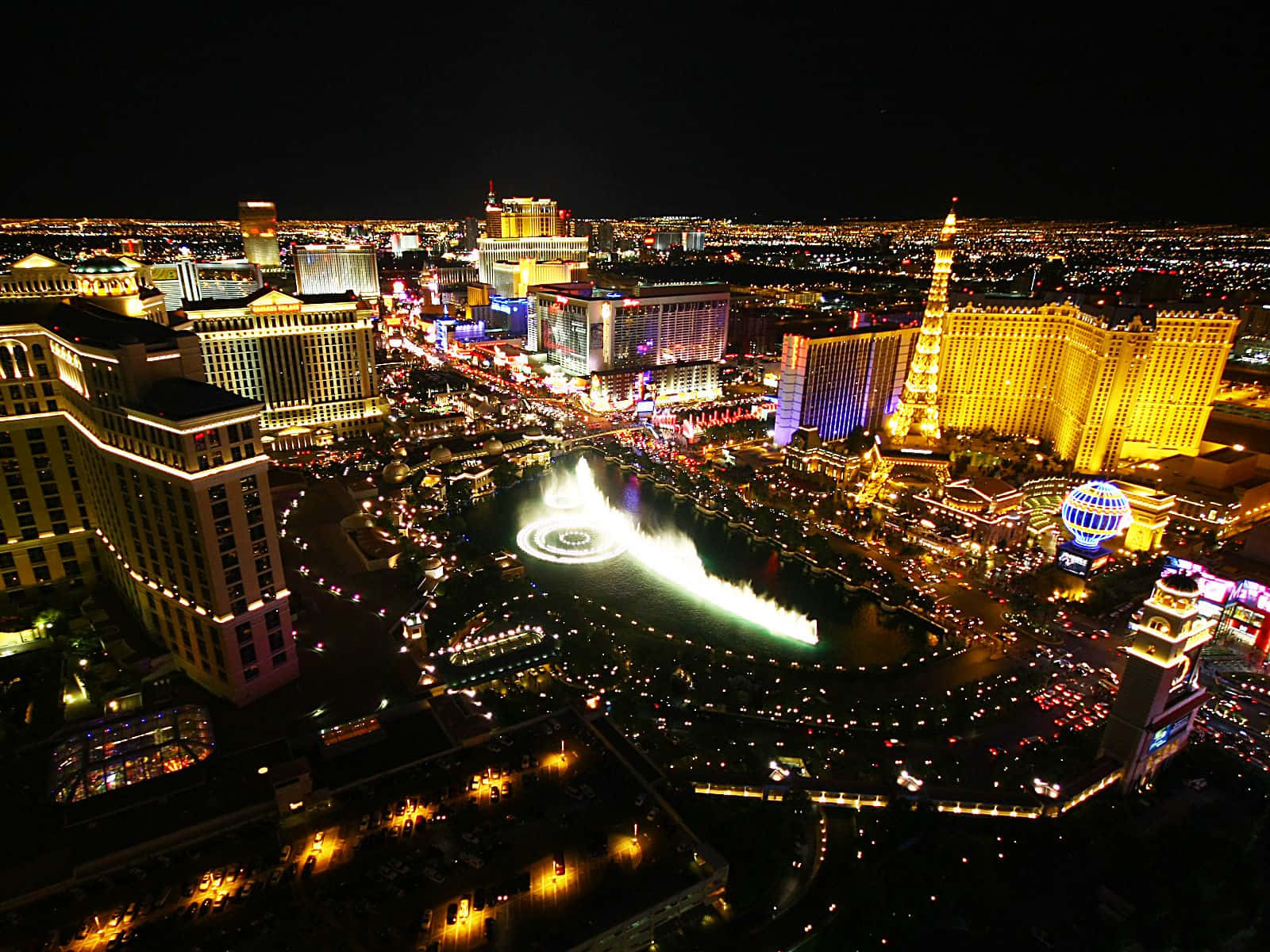 Las Vegas Skyline 桌布 壁紙 — 拉斯維加斯令人驚嘆的夜間空中景觀，展示燈火通明的酒店和標誌性的跳舞噴泉。