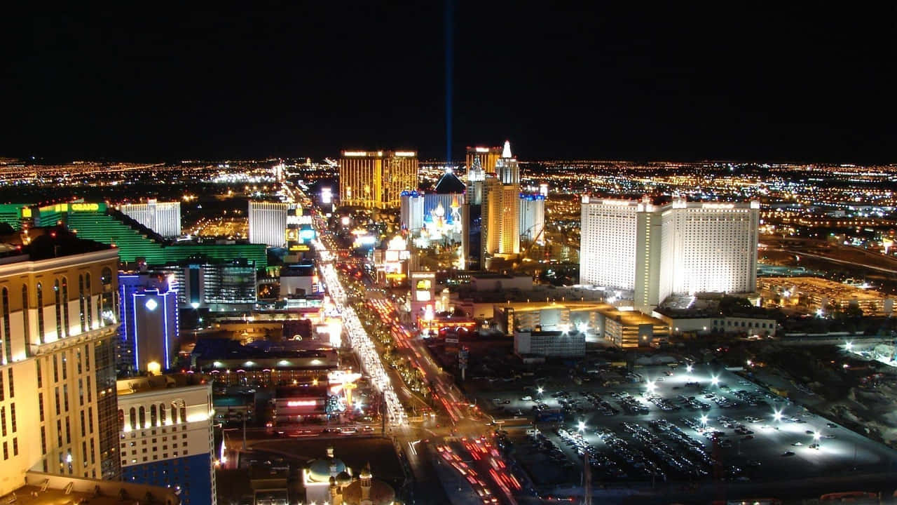 720p Las Vegas 桌布 壁紙 — 拉斯維加斯令人驚嘆的夜間空中景觀，展示著燈火通明的摩天大樓和車水馬龍的發光街道。