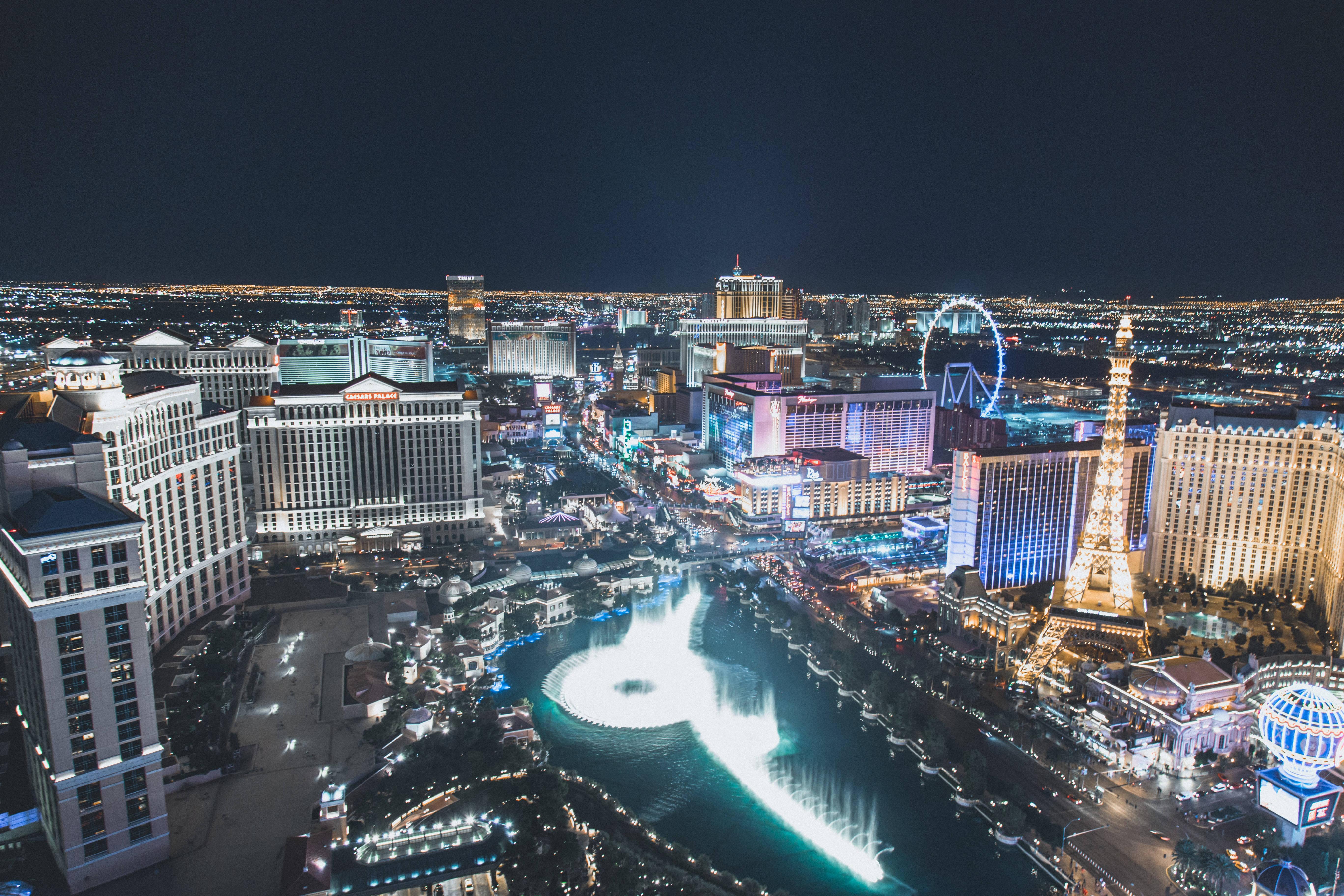 Las Vegas 4K 桌布 壁紙 — 拉斯維加斯令人驚嘆的夜間空中景觀，展示了燈火通明的酒店、噴泉和複製的艾菲爾鐵塔。