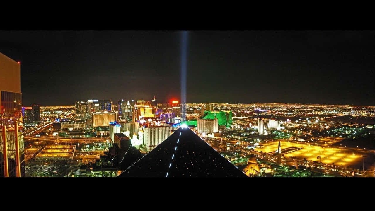 720p Las Vegas 桌布 壁紙 — 拉斯維加斯令人驚嘆的夜間鳥瞰圖，展示了標誌性的盧克索金字塔和下方耀眼的城市燈光。
