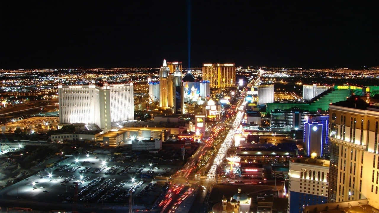 720p Las Vegas 桌布 壁紙 — 拉斯維加斯令人驚嘆的夜間鳥瞰圖，展示了燈火通明的酒店和車流如織的繁忙街道。