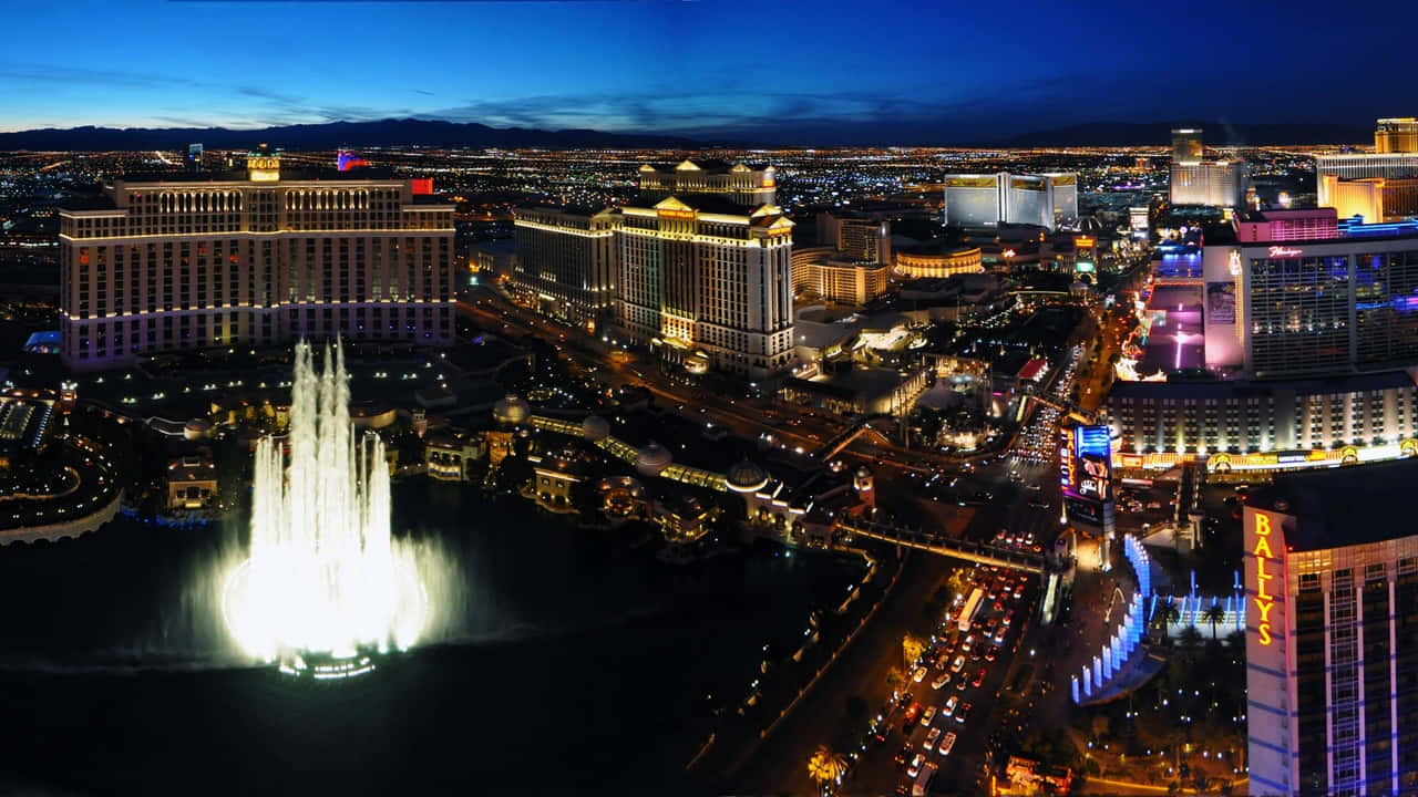 720p Las Vegas 桌布 壁紙 — 拉斯維加斯令人驚嘆的夜間鳥瞰圖，展示了燈火通明的貝拉吉奧噴泉和周圍的豪華酒店。
