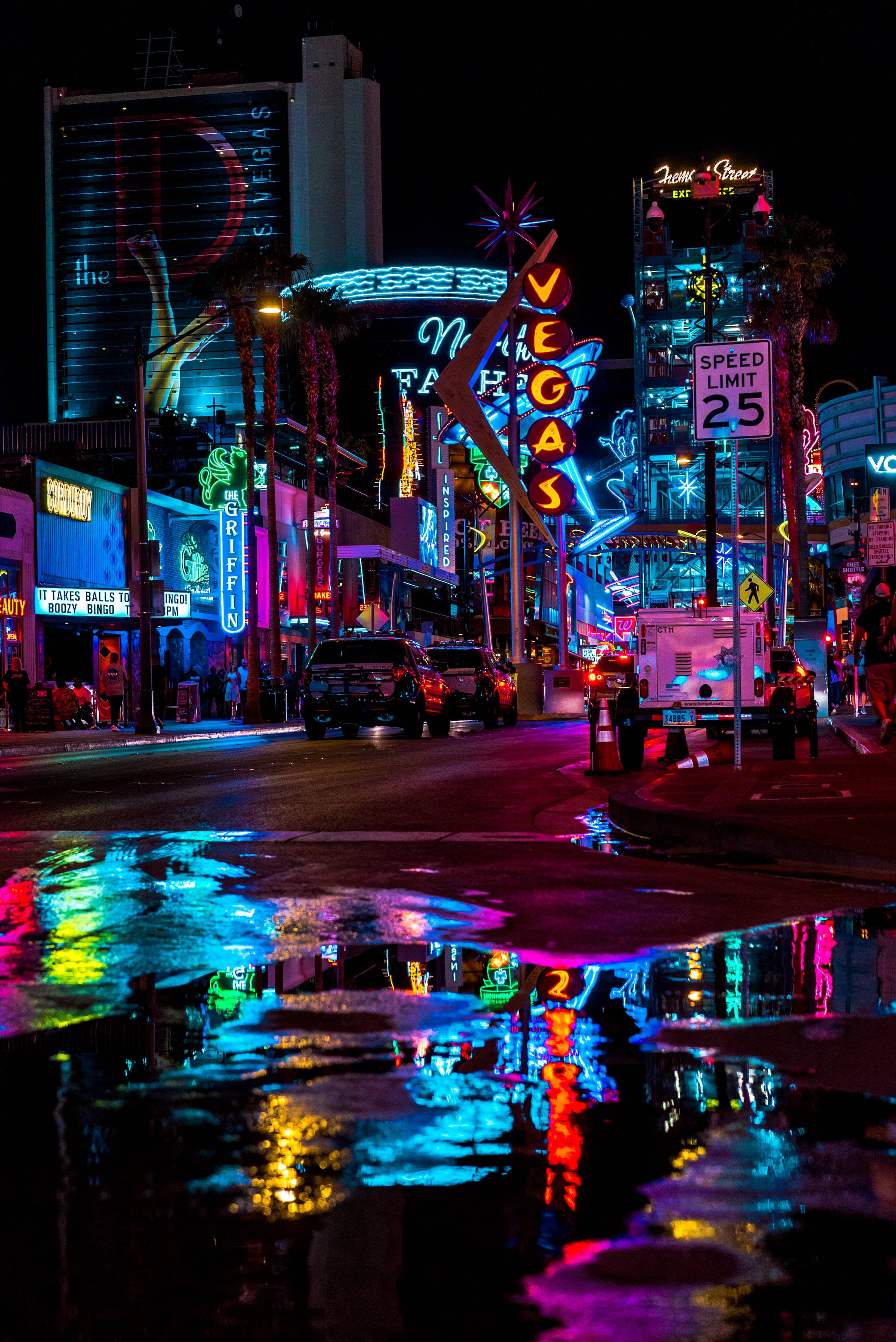 Night Aesthetic 桌布 壁紙 — 拉斯維加斯充滿活力的霓虹燈在黑暗夜空下映照在雨濕的街道上。