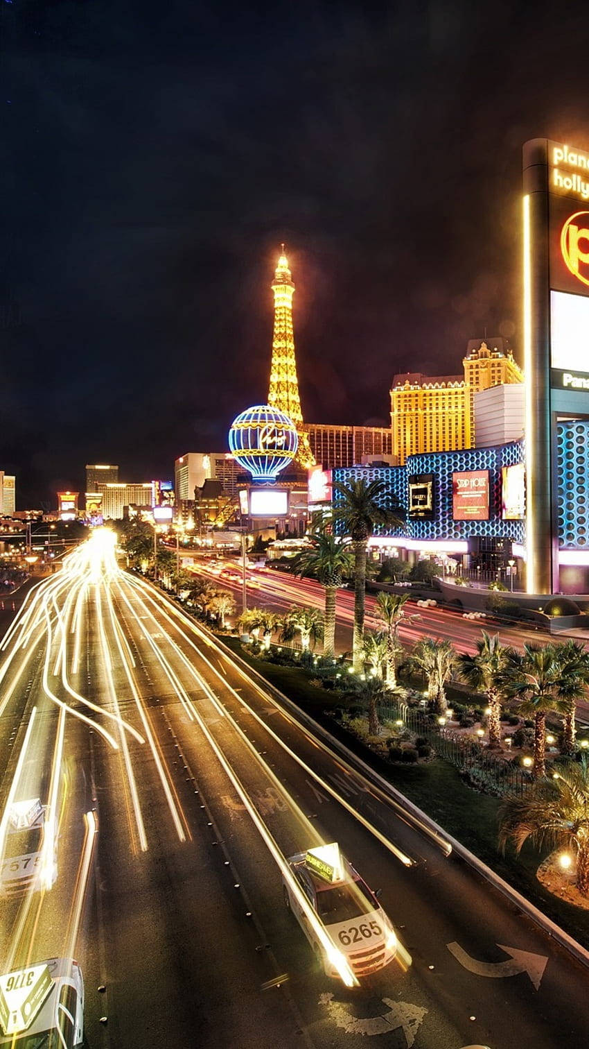 Las Vegas 桌布 壁紙 — 拉斯維加斯大道上令人眼花繚亂的夜景，包括交通燈跡和標誌性照明酒店，以及艾菲爾鐵塔複製品。