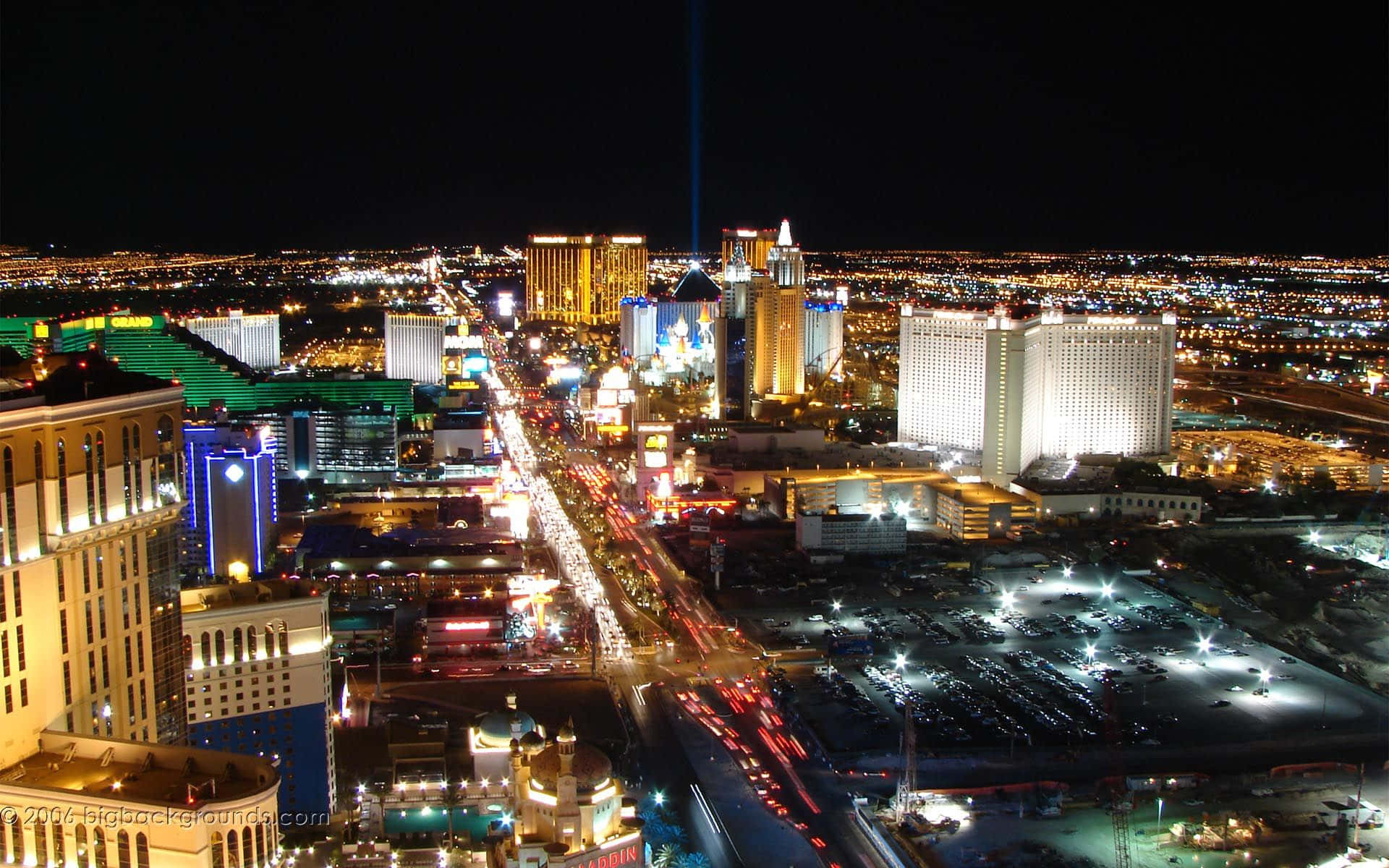 Las Vegas Skyline 桌布 壁紙 — 拉斯維加斯大道令人眼花撩亂的夜間鳥瞰圖，閃爍的飯店和流動的交通燈光。