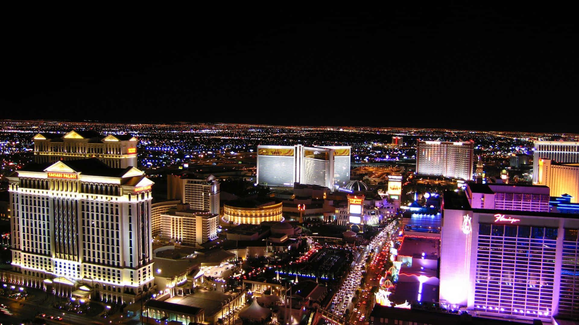 Las Vegas Skyline 桌布 壁紙 — 拉斯維加斯大道令人驚嘆的夜間鳥瞰圖，燈火通明的酒店和繁華的街道。