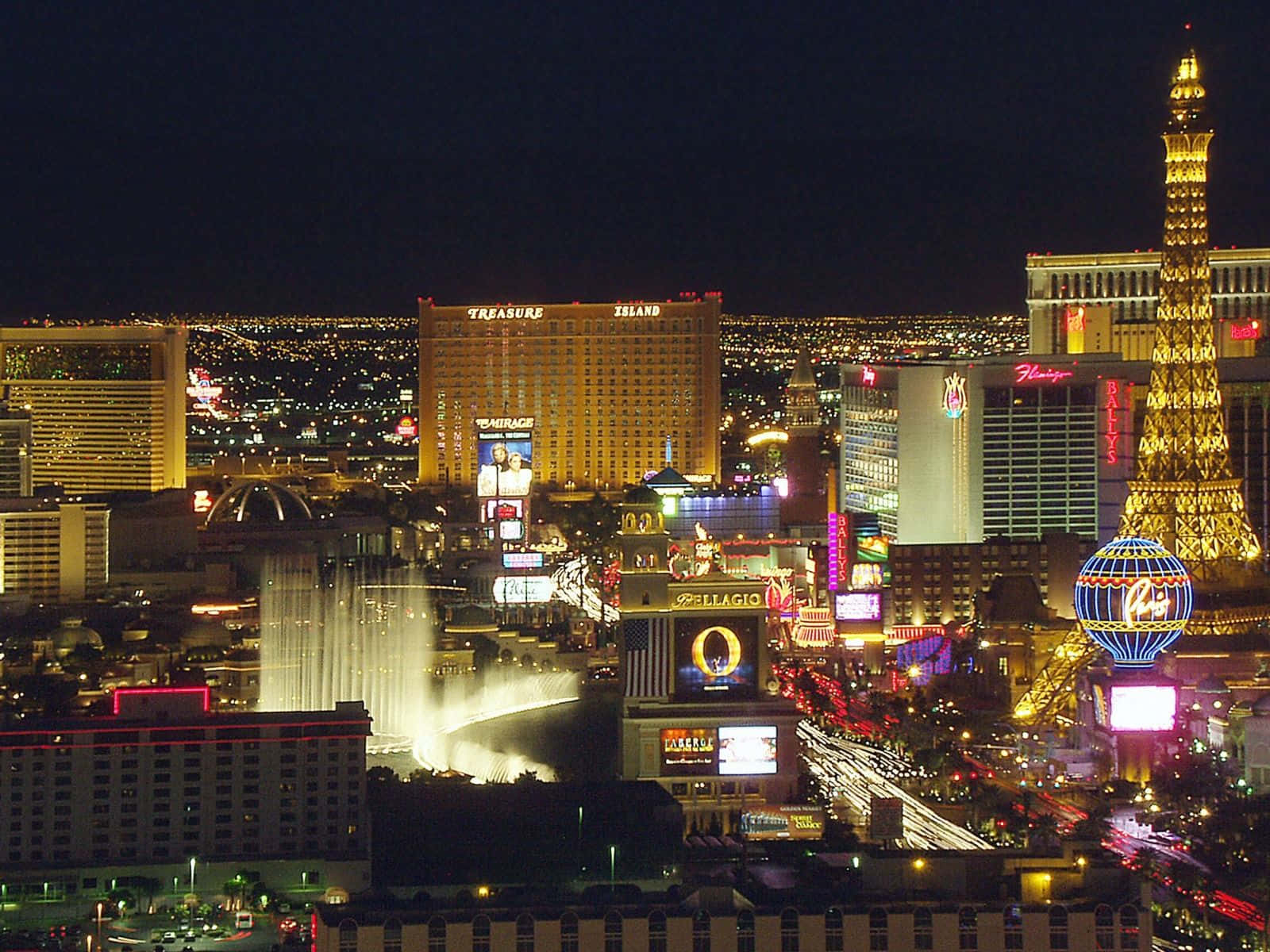 Las Vegas Skyline 桌布 壁紙 — 拉斯維加斯大道充滿活力的夜景，閃爍的飯店、噴泉和霓虹燈照亮了繁華的城市景觀。