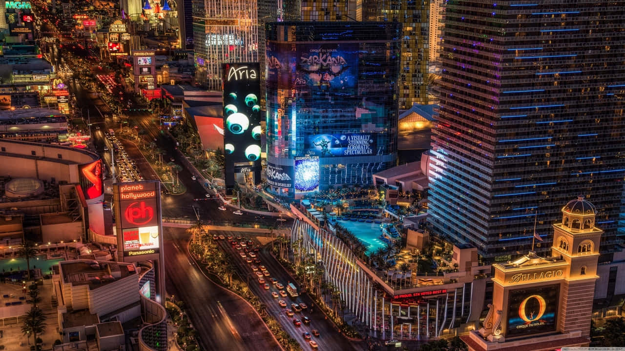 720p Las Vegas 桌布 壁紙 — 拉斯維加斯大道夜景鳥瞰圖，閃爍的賭場招牌和下方擁擠的街道。