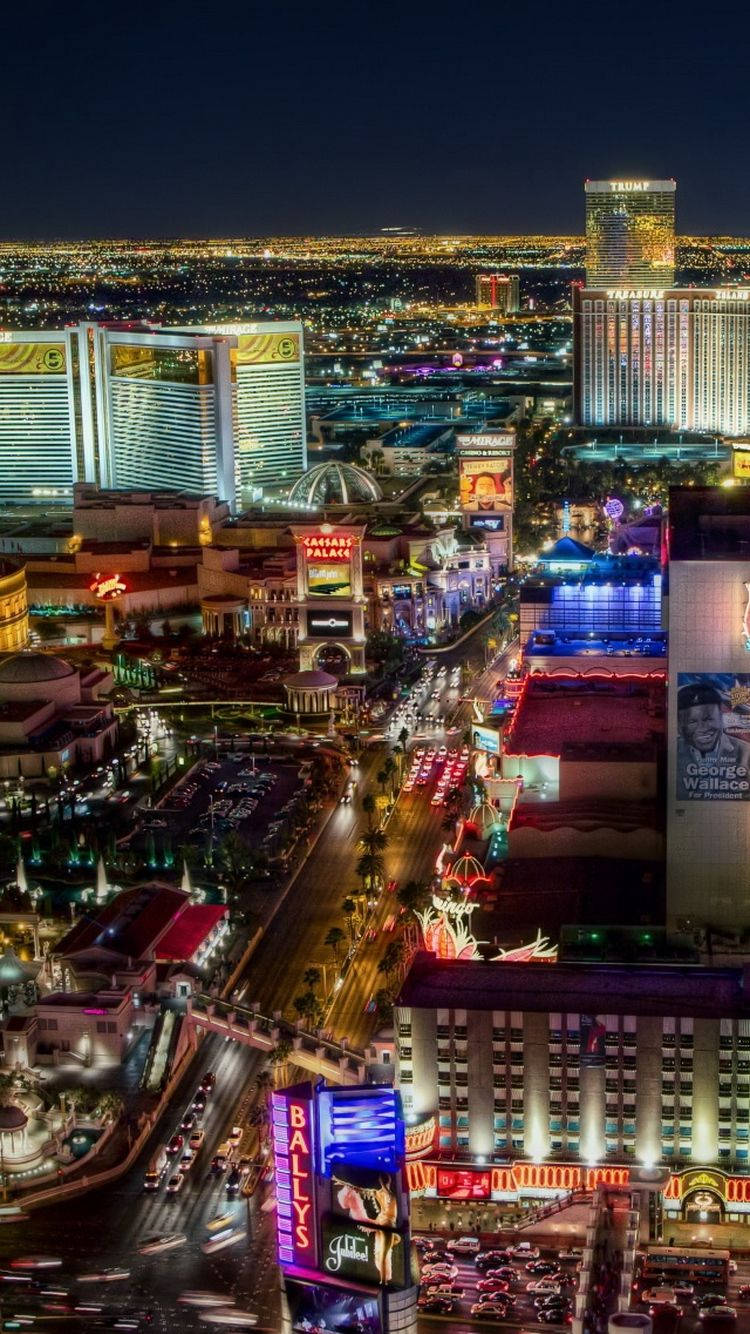 Las Vegas 桌布 壁紙 — 拉斯維加斯大道夜景鳥瞰圖，霓虹燈閃爍，酒店高聳入雲。