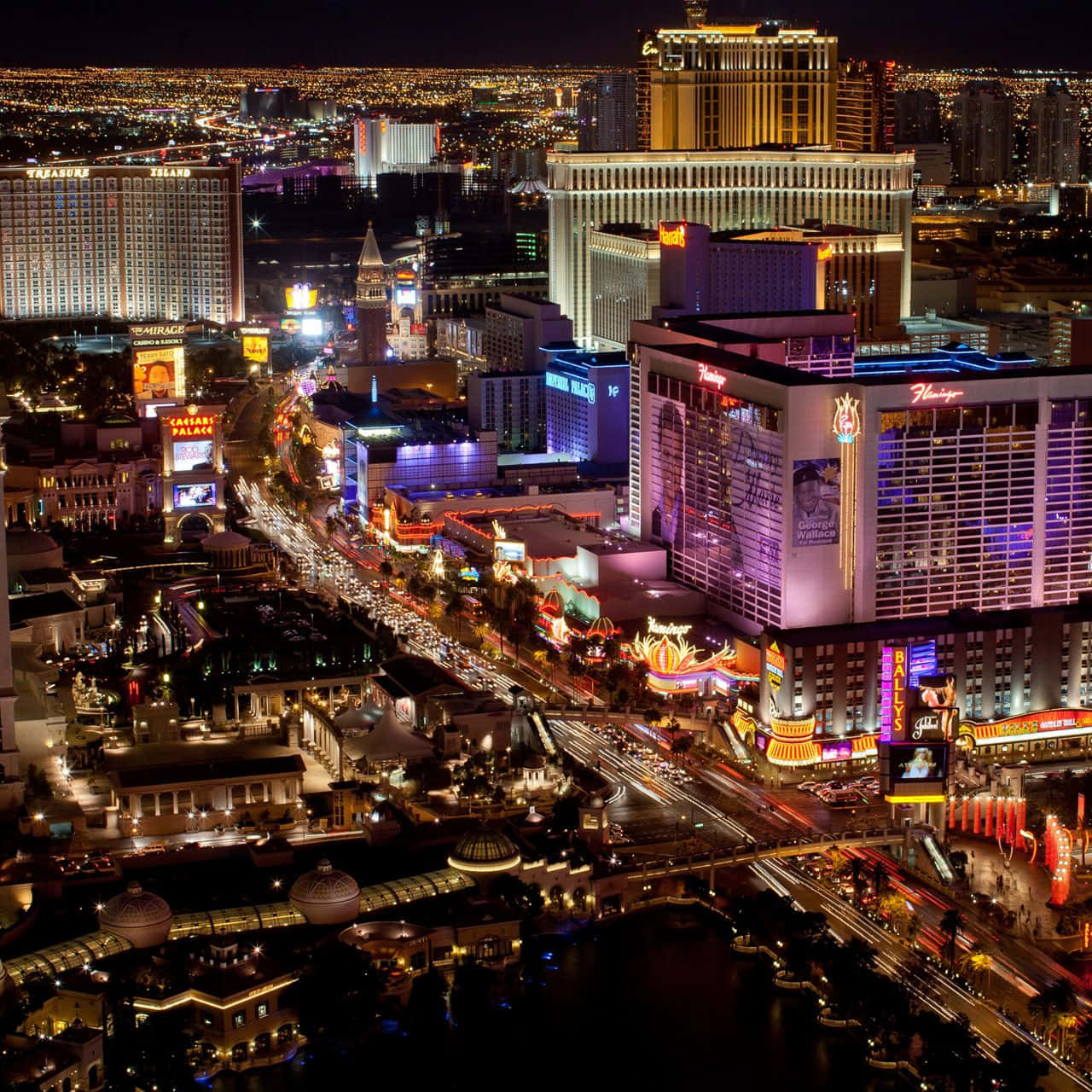 Las Vegas Phone 桌布 壁紙 — 拉斯維加斯大道夜間鳥瞰圖，在黑暗的天空下閃爍著霓虹燈光和繁忙的交通。
