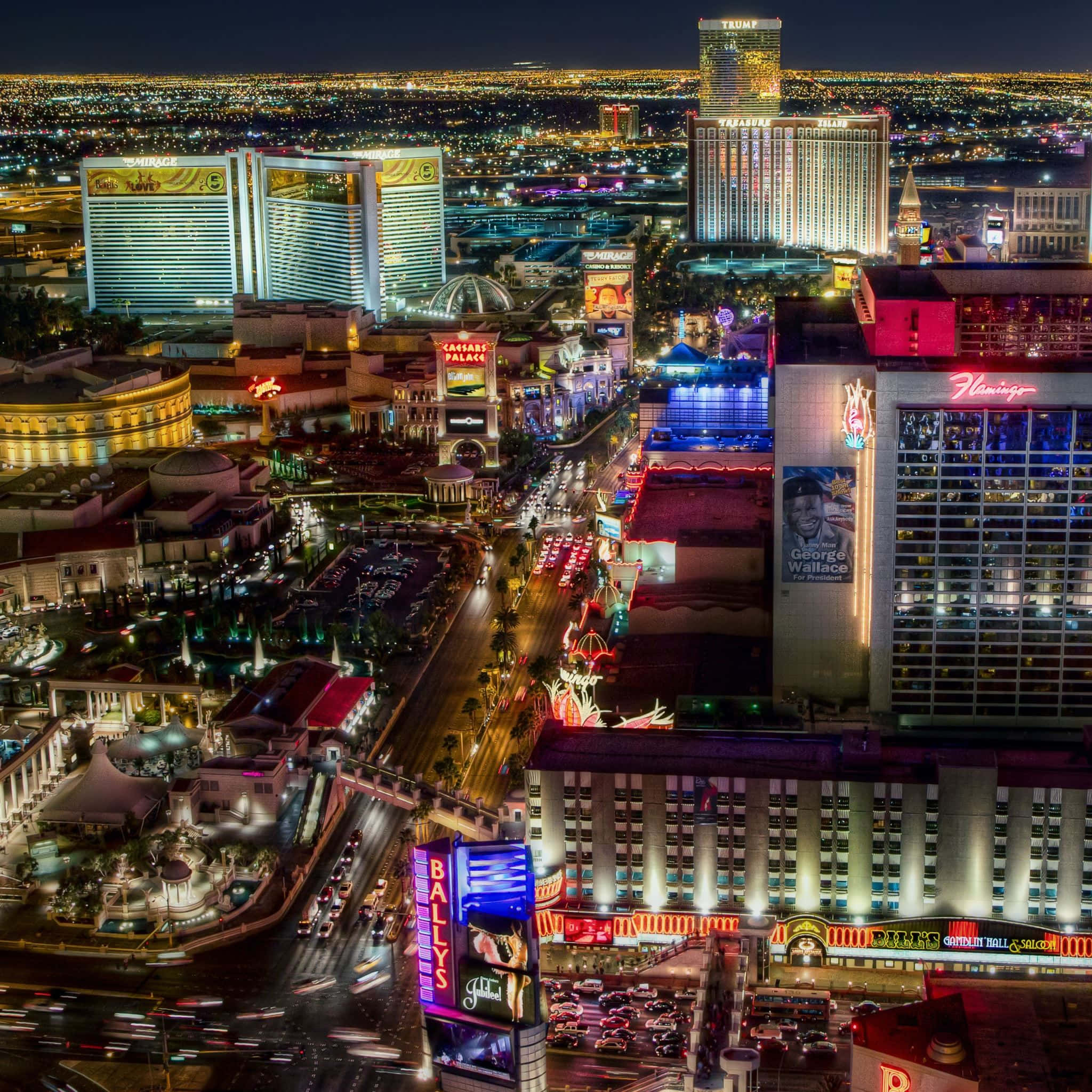 Vegas 桌布 壁紙 — 拉斯維加斯大道夜間鳥瞰圖，高聳賭場和繁華街道上的霓虹燈閃爍。