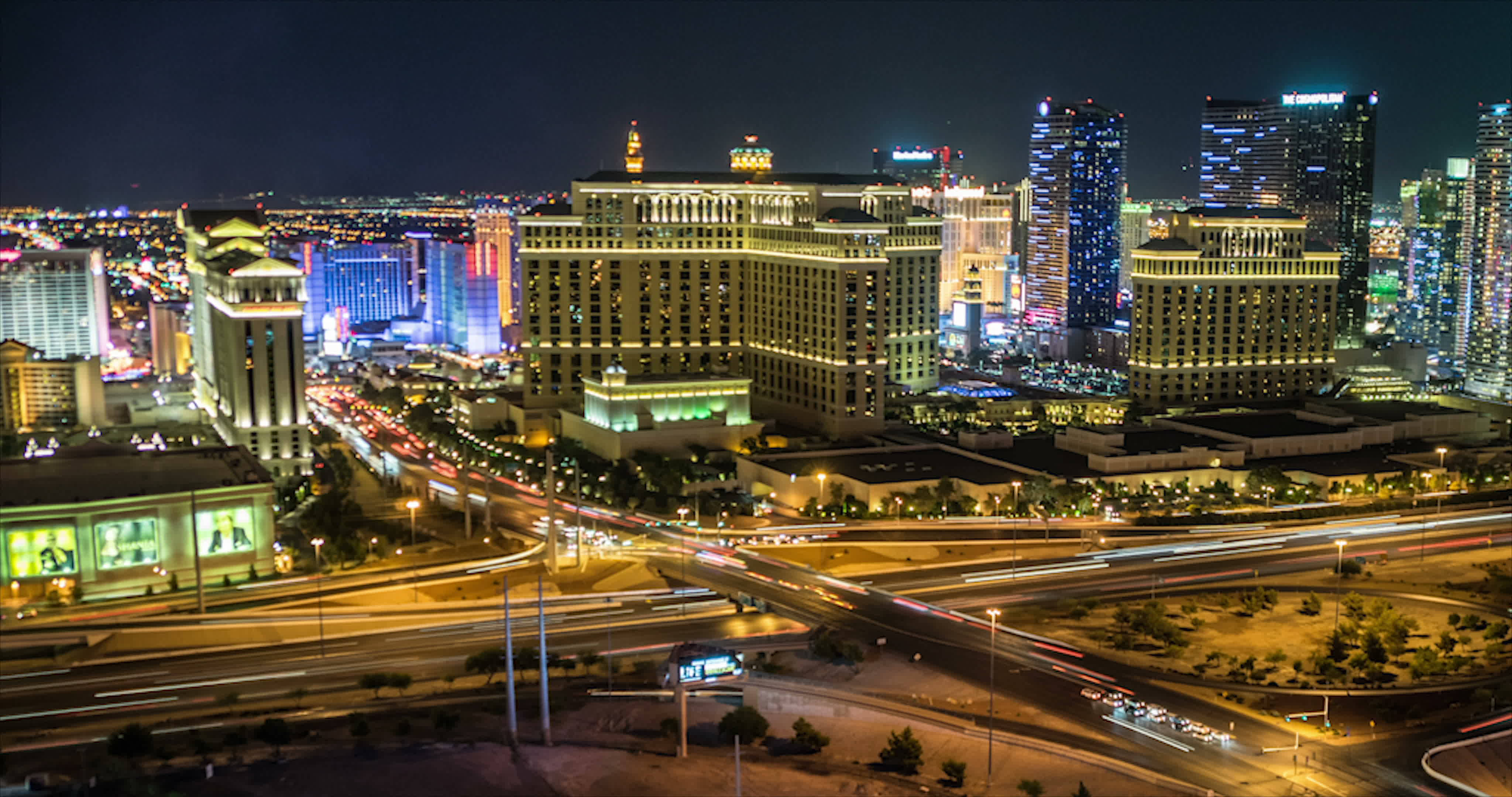 Las Vegas 4K 桌布 壁紙 — 拉斯維加斯天際線的璀璨夜景，閃爍的酒店和高速公路上流動的車燈。