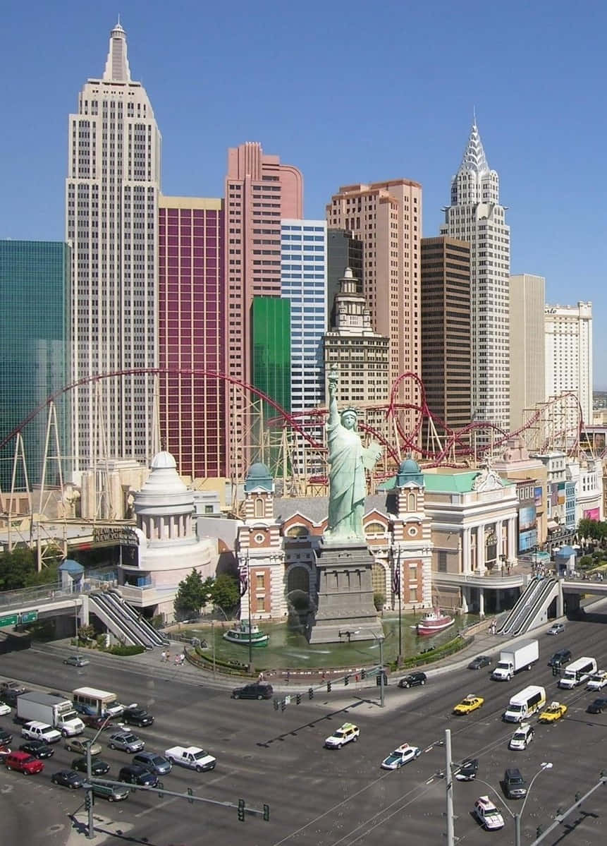 Las Vegas Phone 桌布 壁紙 — 拉斯維加斯天際線的鳥瞰圖，複製自由女神像和紅色雲霄飛車，背景是色彩繽紛的摩天大樓，天空清澈湛藍。